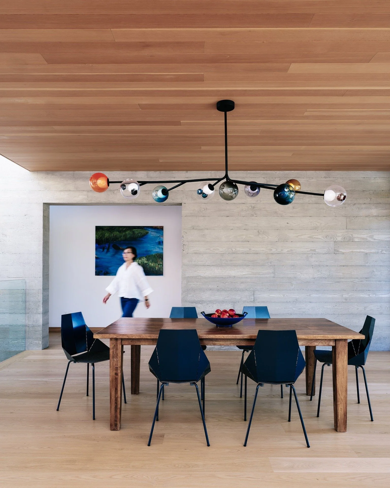 A simple palette of cedar, concrete, and glass does the heavy lifting here. The skylight beyond pulls light deep into the room, softening the concrete and warming the table.

Architecture + Interiors: @ogawa.fisher 
Builder: @mnbuild 
📸 @joefletcher
