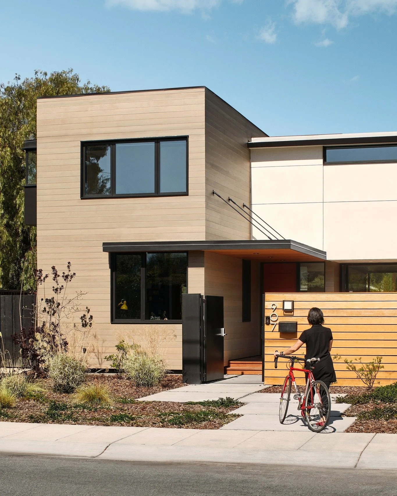 On a compact Palo Alto lot, the fa&ccedil;ade of our #SuburbanBox does a lot with a little: a long &ldquo;primary box&rdquo; shields the house from a taller neighbor, while those pop-out bays carve out extra room where you feel it most, turning windo