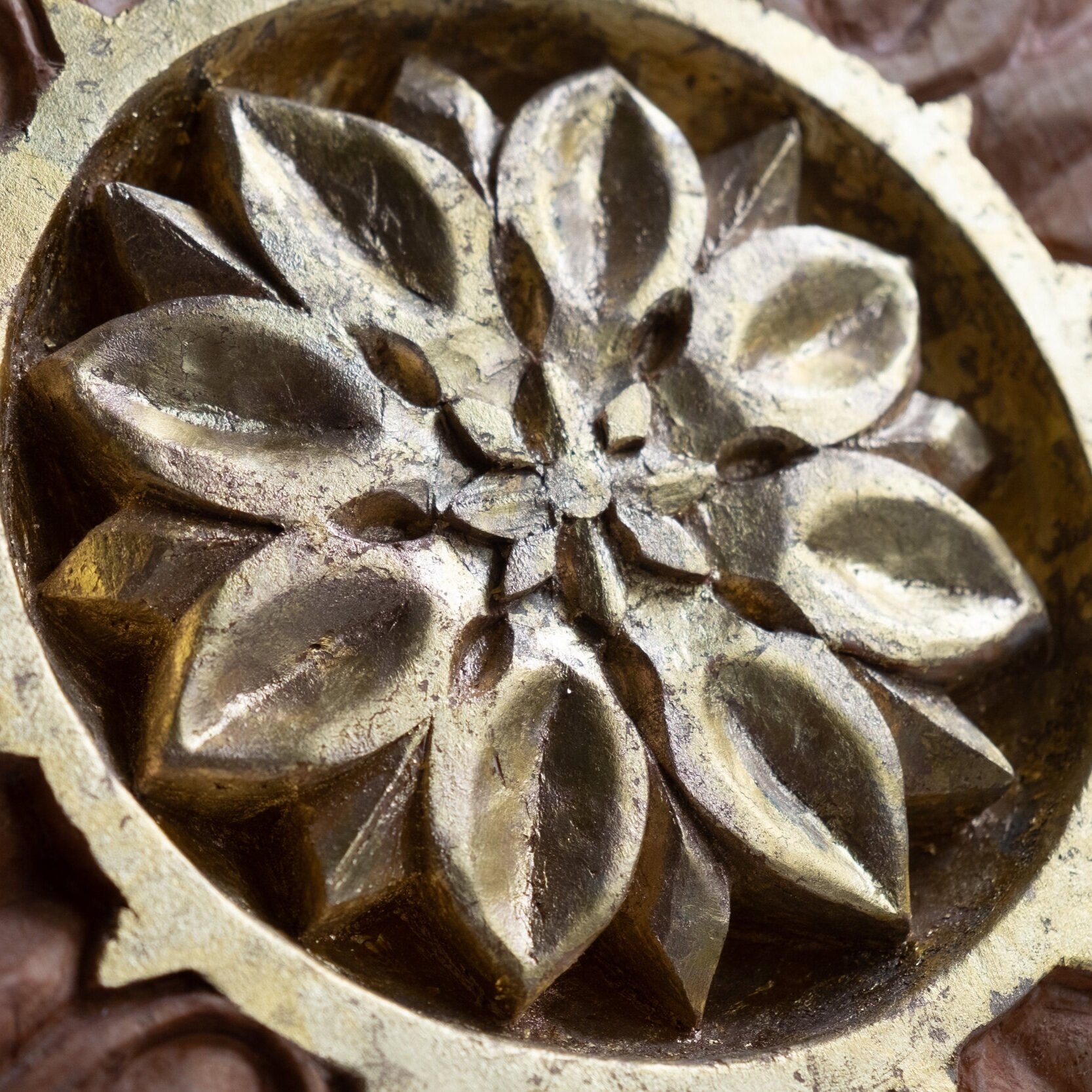 Close+up+of+the+Mandala+made+by+24K+golden+leaf..jpg