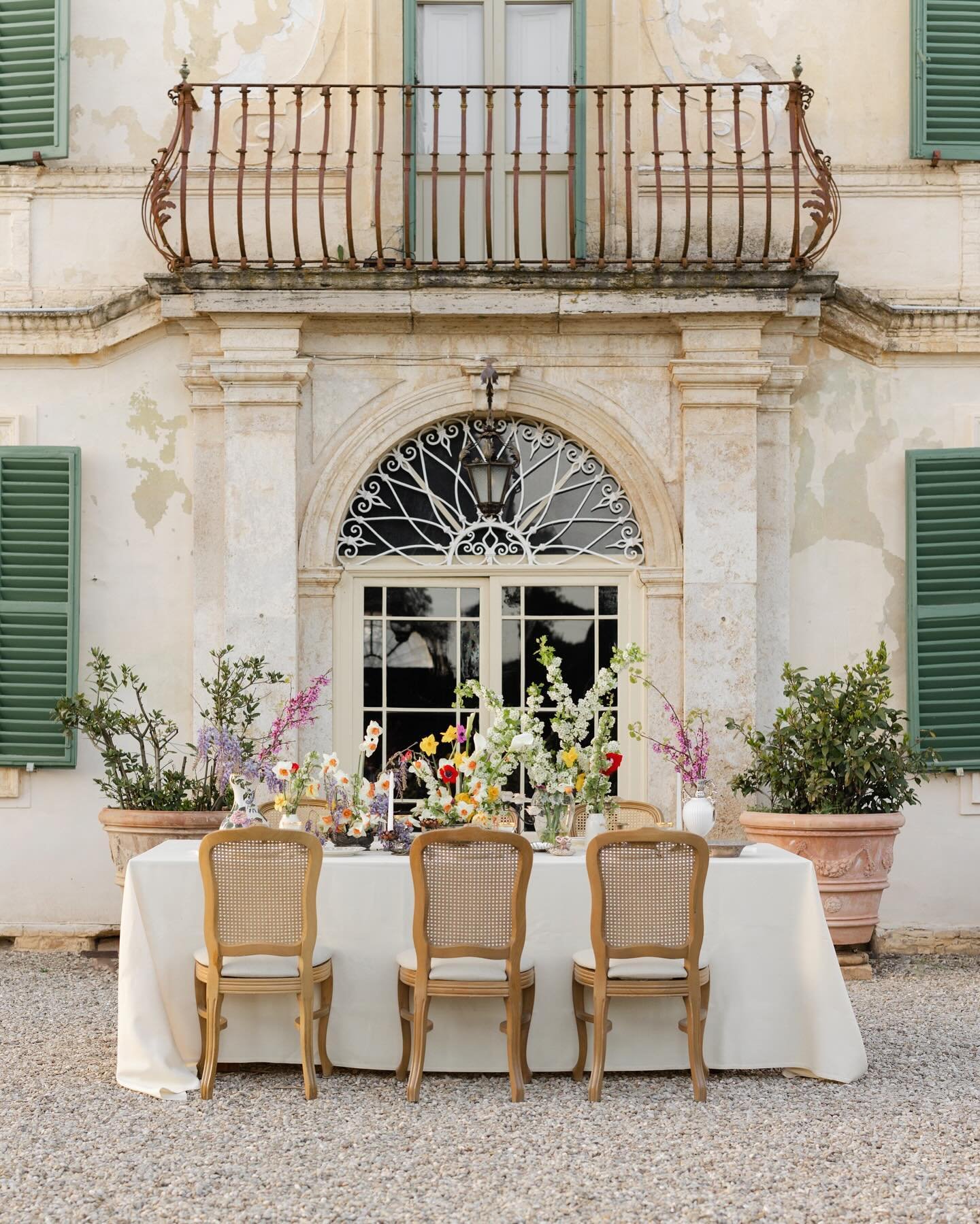 When vibrant blooms grace a rustic Italian tablescape

Decor &amp; Florals by @evgeniadragun