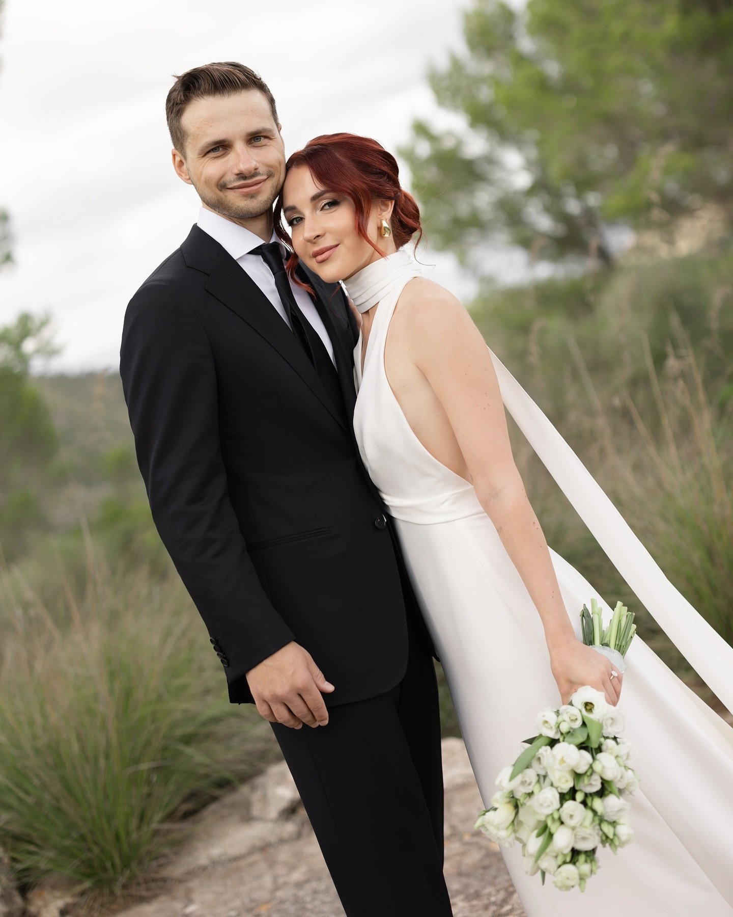 Lina &amp; Alex, celebrating their love surrounded by the breathtaking views and landscapes of Mallorca

Venue: @carrossahotelspa @jardidarta 
Coordination: @venusinthesun_ 
Dress: @evalendel 
HMUA: @wedding_makeup_mallorca 
Shoes: @prada 
Suit: @sui