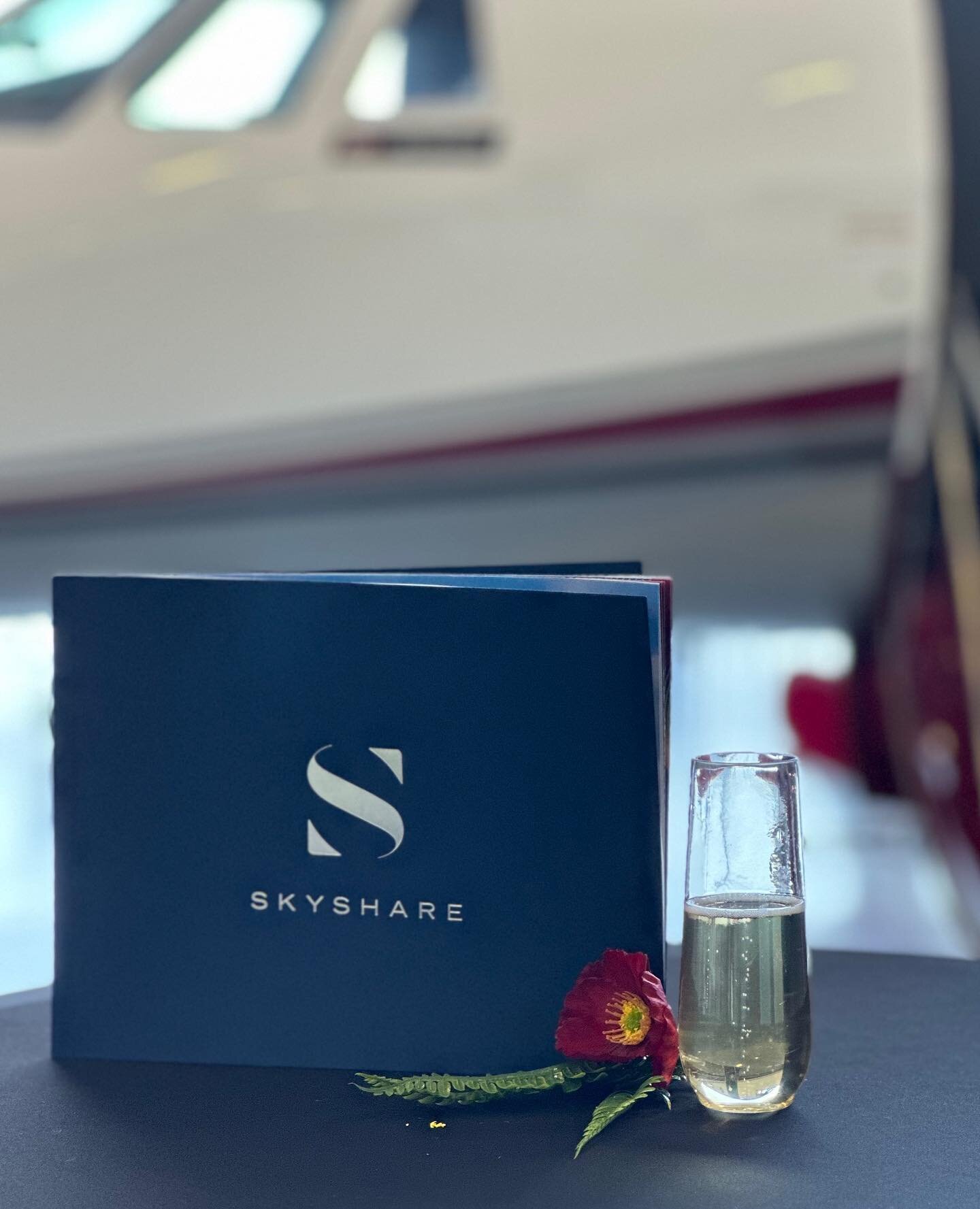 The Top Shelf Bartenders took flight at Jett Aviation Scottsdale for @cbskyshare new logo unveiling 🛩️ We had a team of 4 bartenders and greeted everyone with champagne service 🥂

Hundreds of guests attended the party, along with these badass jets 