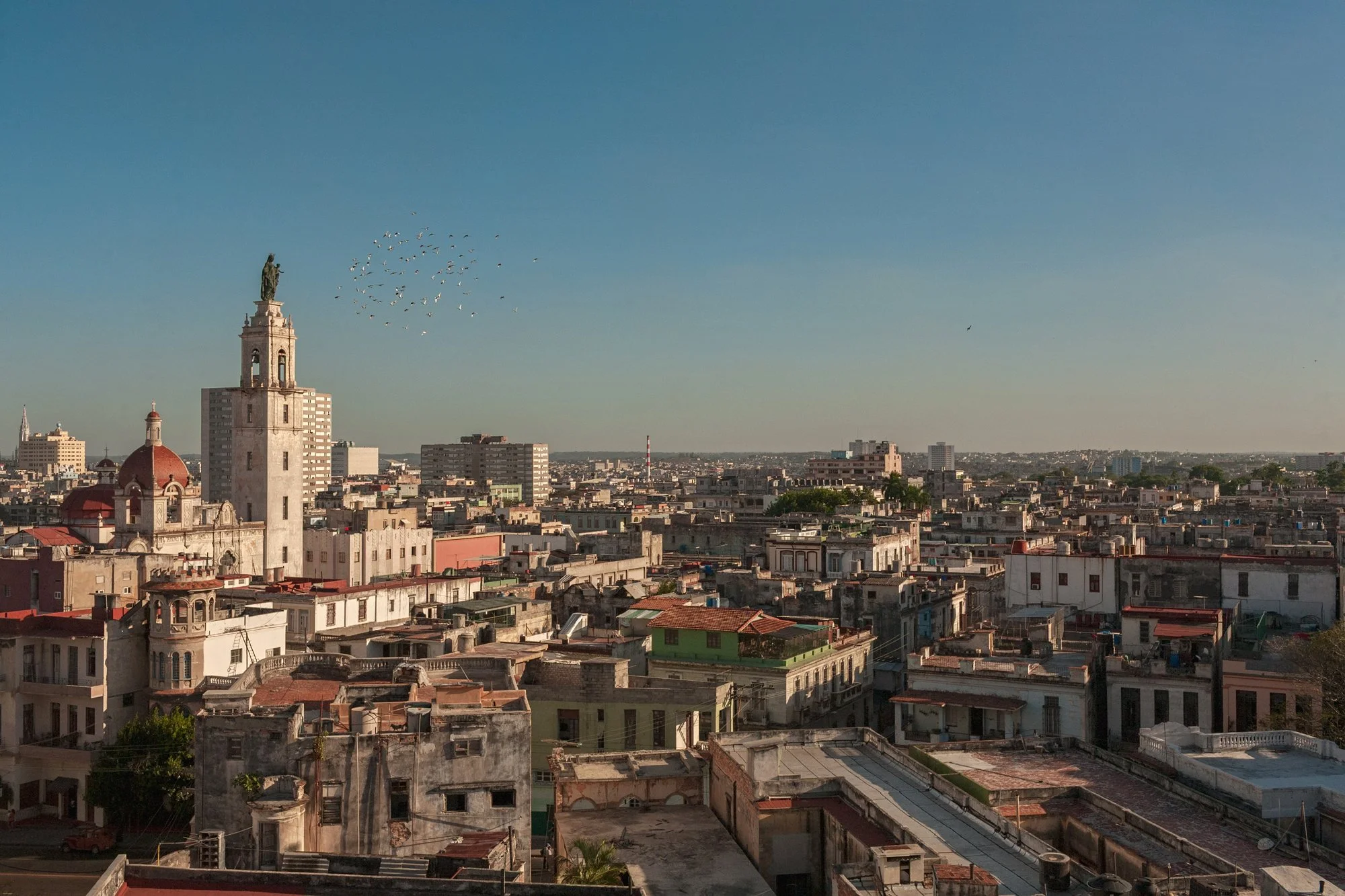 Vista a la Iglesia Nuestra Señora del Carmen desde el Edificio América en calle Jovellar.
La Habana, 2010