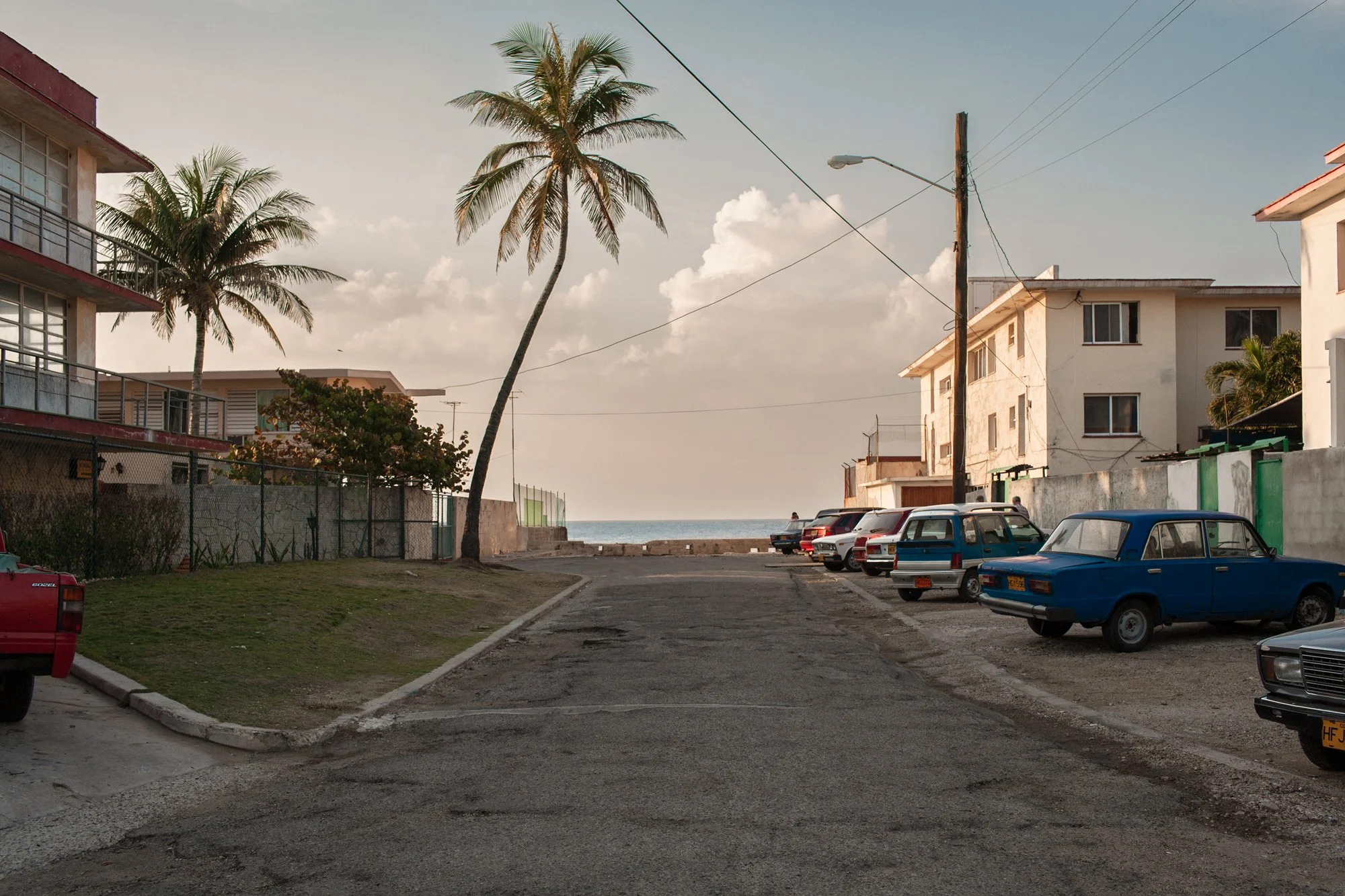 Una calle de vecinos en Miramar. La Habana, 2010