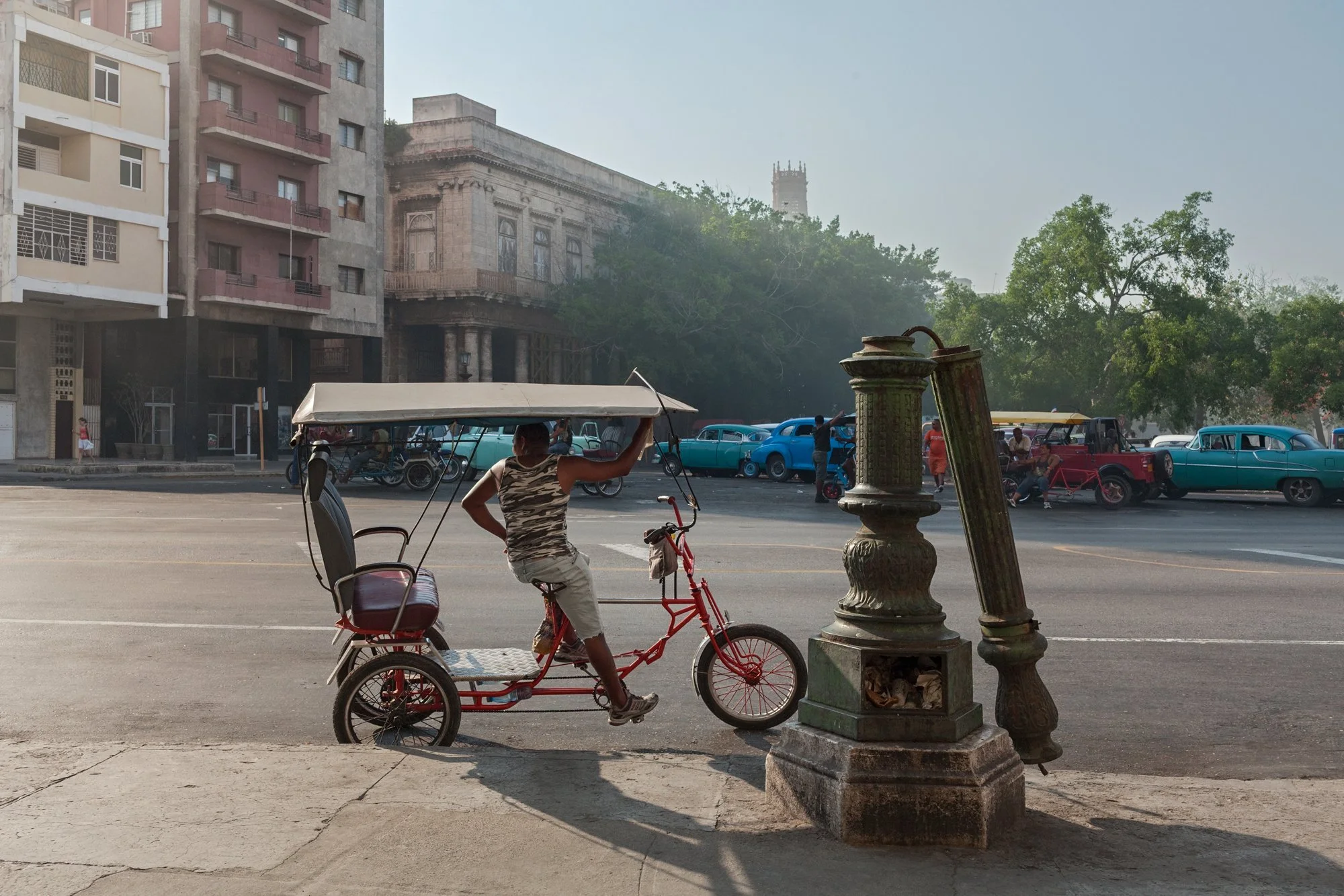 Un bicitaxista que espera en la Calzada del Monte. La Habana, 2011