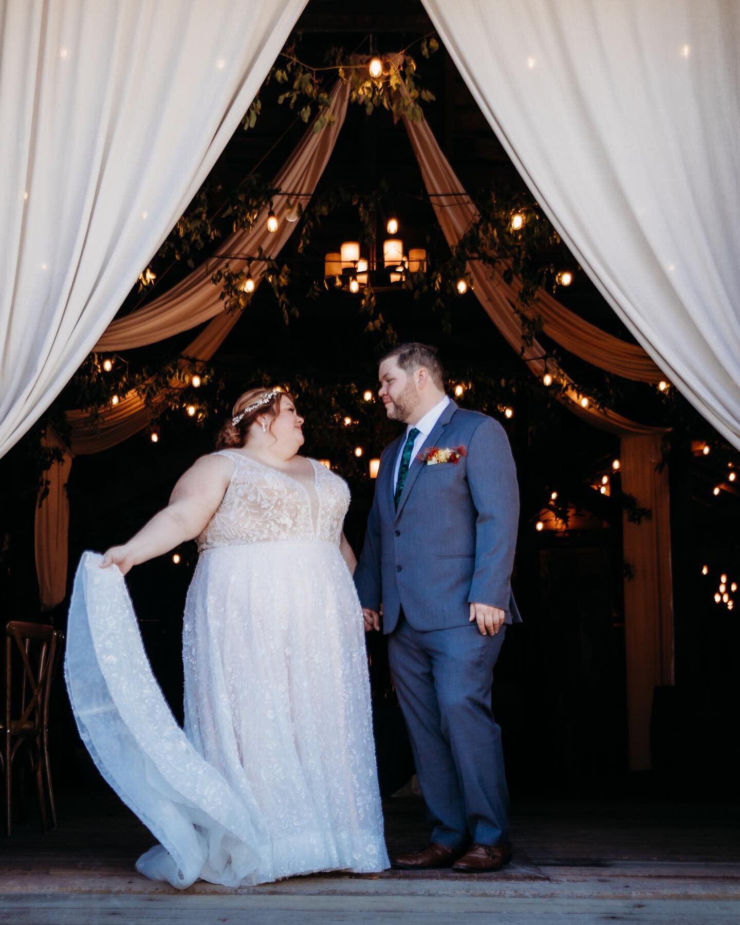 ✨Congrats to Fiona + Luke ✨ what an amazing day! #nyweddingphotographer #upstatenewyork #hudsonvalleyweddingphotographer 
.
.
IG
@thenightowl34 @lukepalladino 
Brides Dress @azazieofficial @bridesbyyoung 
Suits @theblacktux 
Band @silverarrowband  Ve