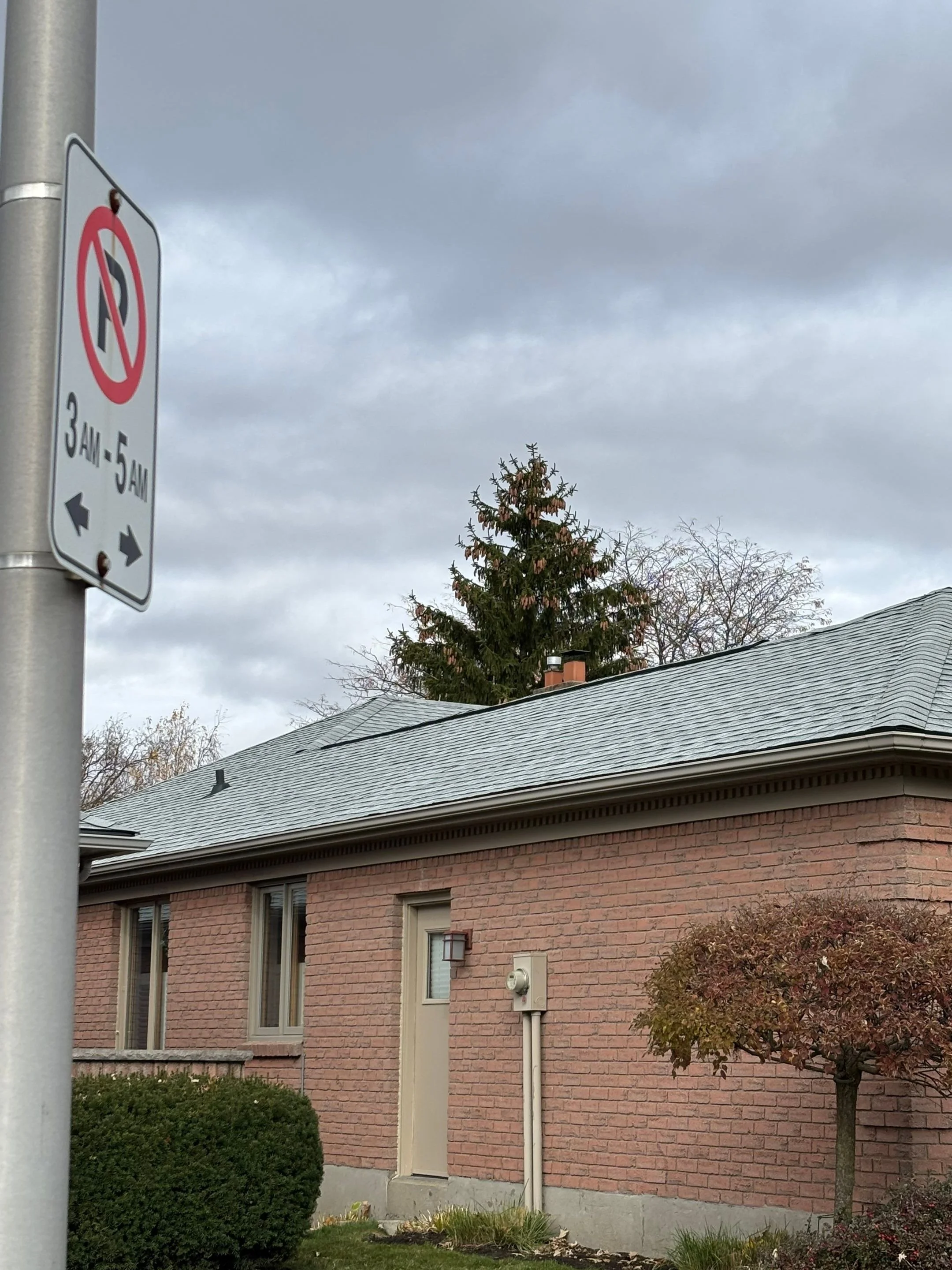 Birchwood HDZ shingles by GAF against a 1990s pink brick - Highland Park
