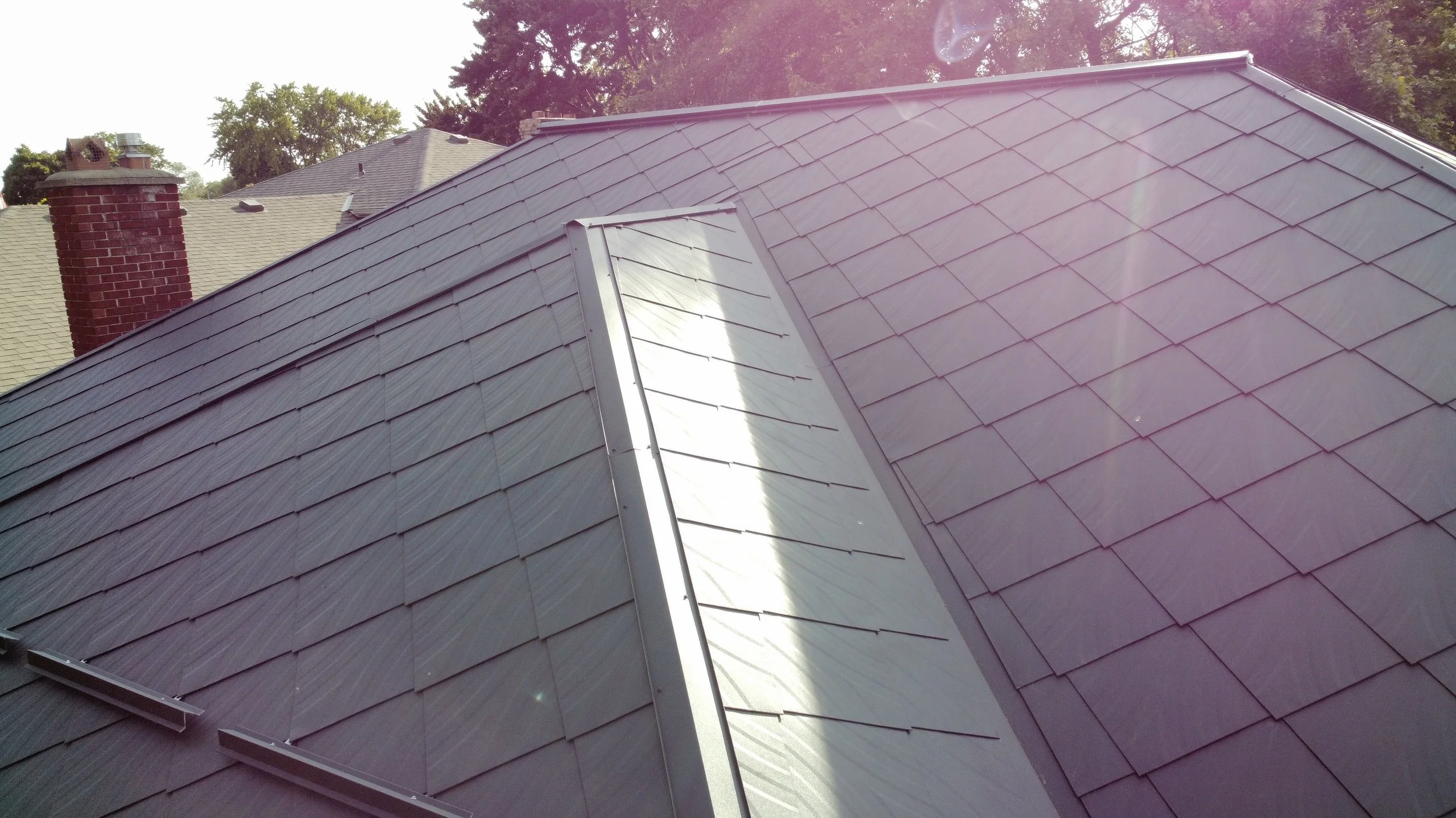 Diamond Steel 👀 💎 
This home in White Oaks got a complete exterior overhaul.  Diamond Steel roof and new Ironstone colour gutters, soffit, and fascia. 