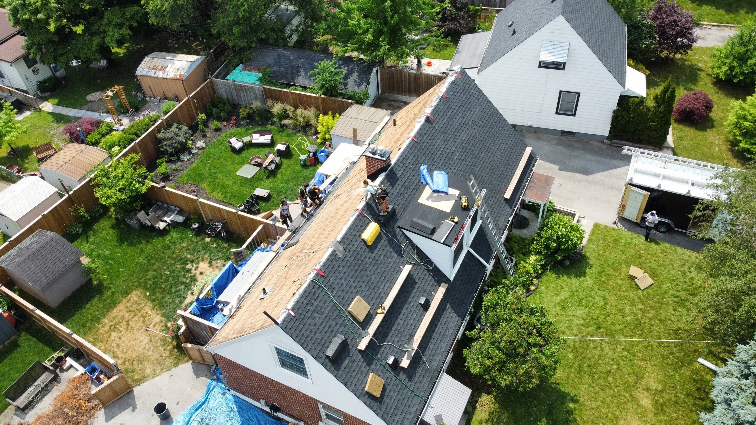 Out with the old and in with the new!  Charcoal HDZ GAF shingles and a small flat roof on this duplex on Apeldoorn in London.