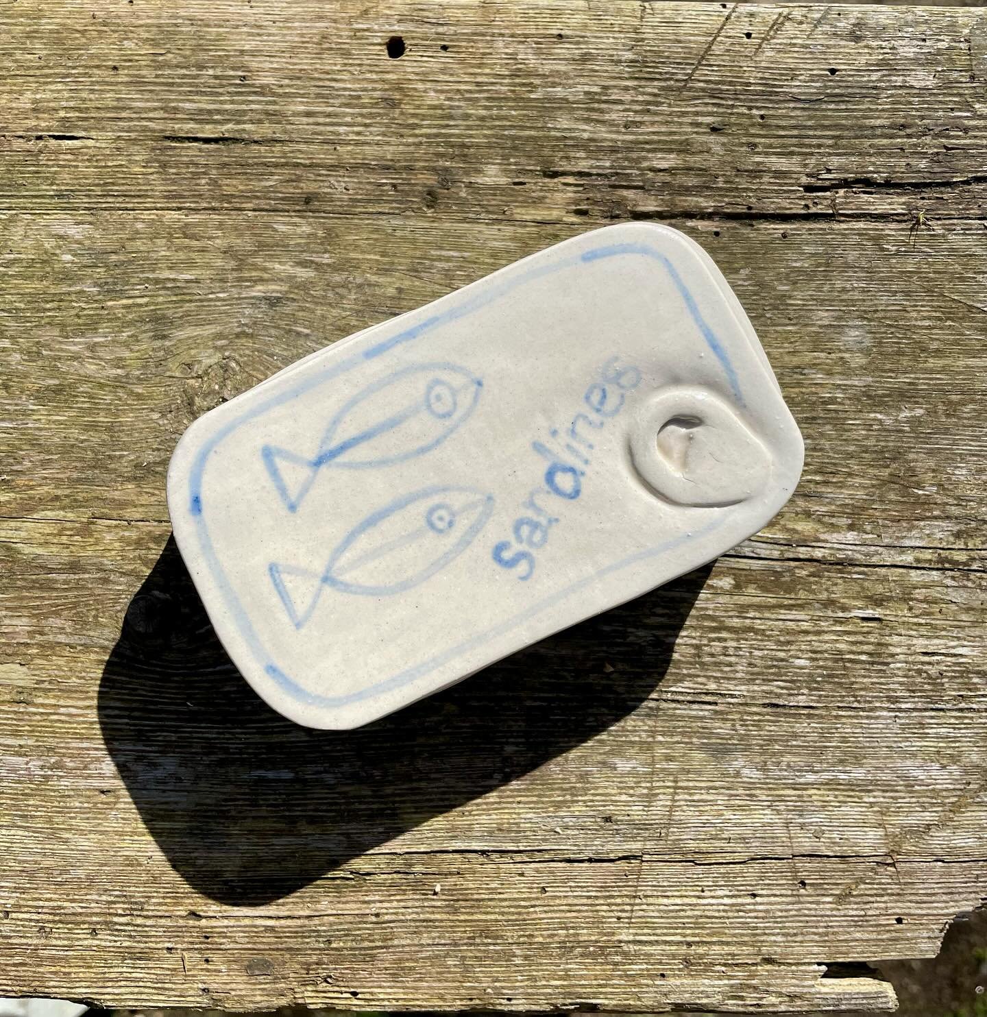 Boite de sardines !

Model&eacute; en gr&egrave;s blanc, d&eacute;cor au pinceau &agrave; l&rsquo;enrob&eacute; cobalt.