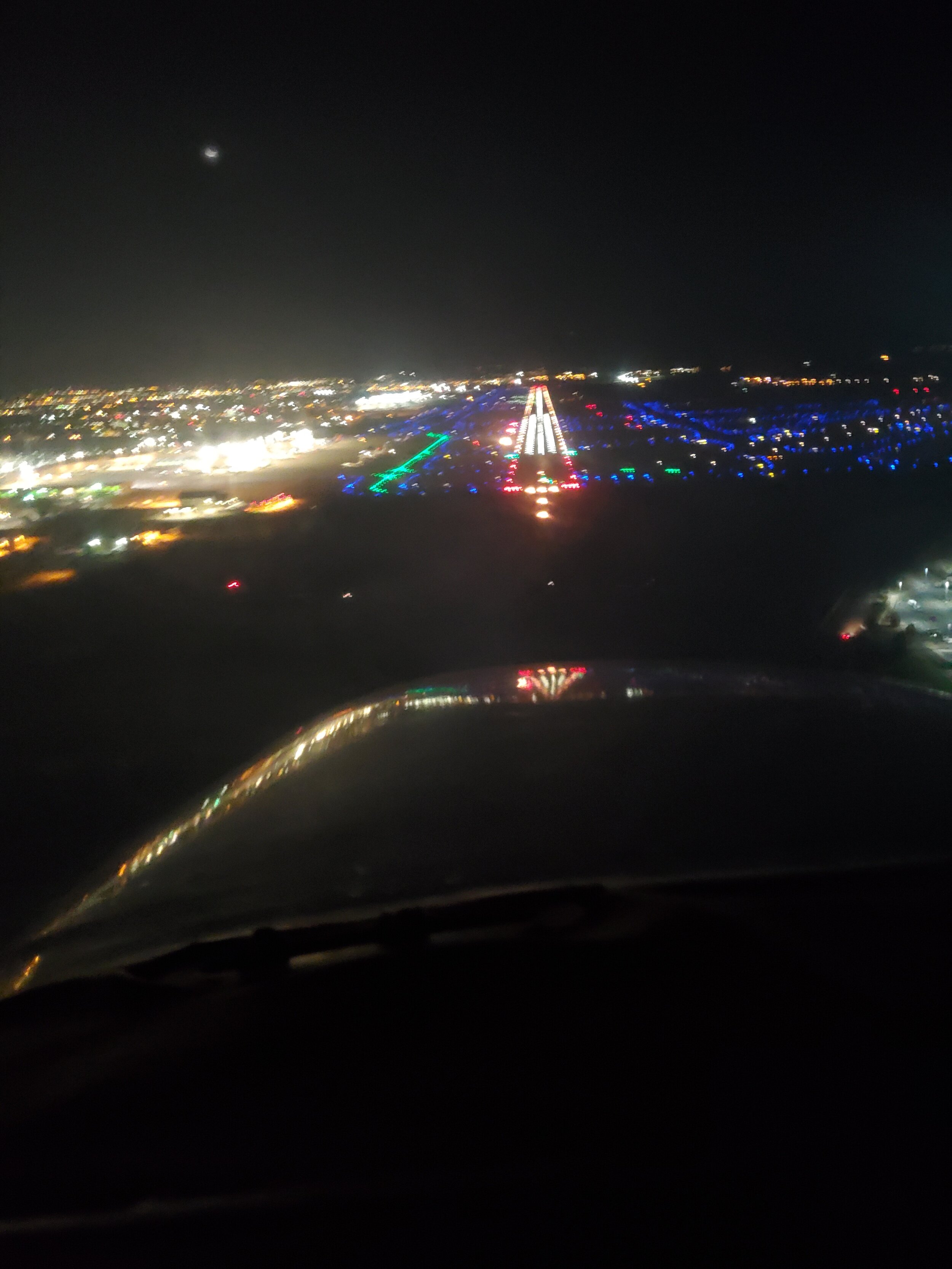 Rwy 08 Night Approach.jpg