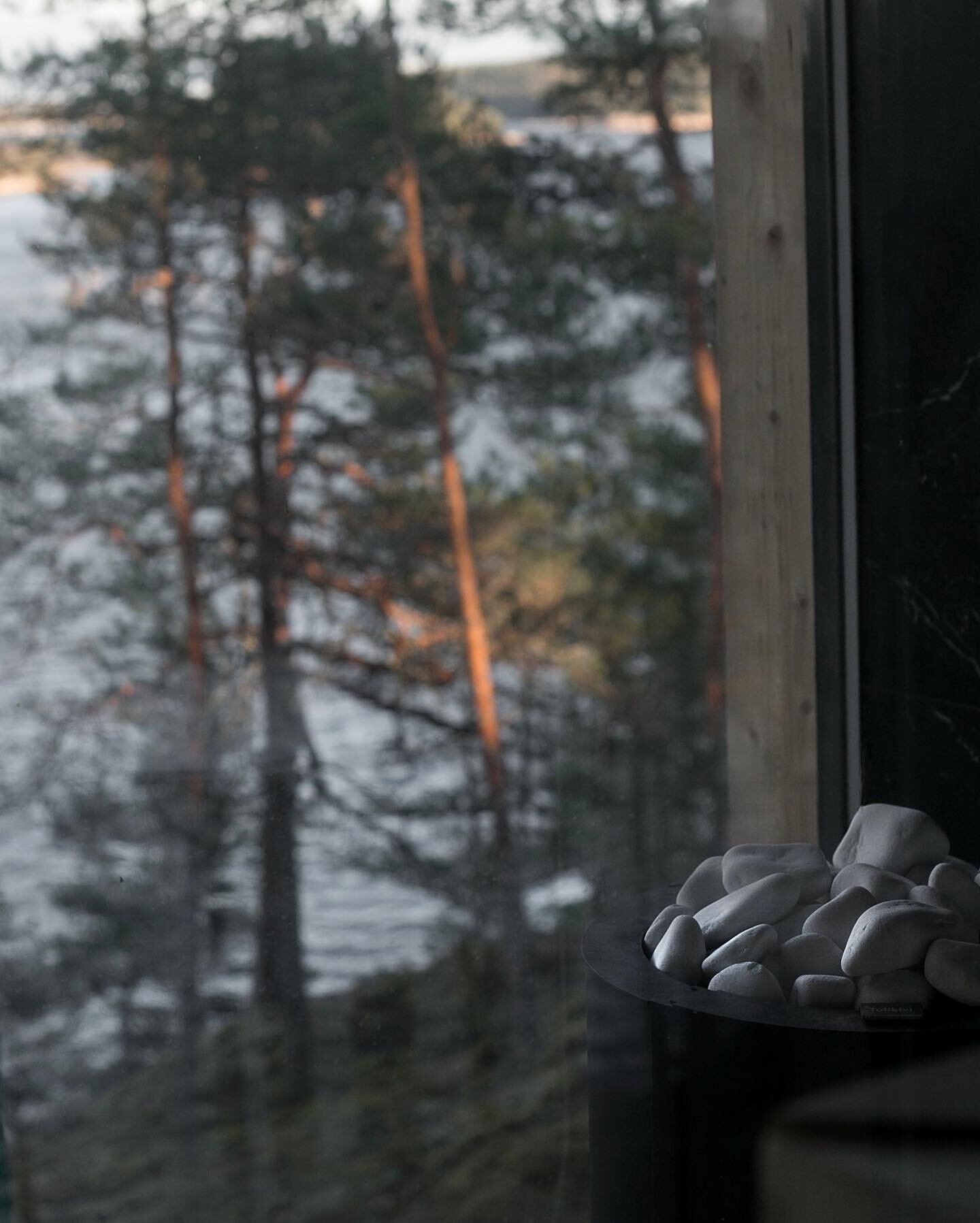 Can you hear the inviting sizzle of the sauna stove? A warmest of welcome at the start of the weekend✨