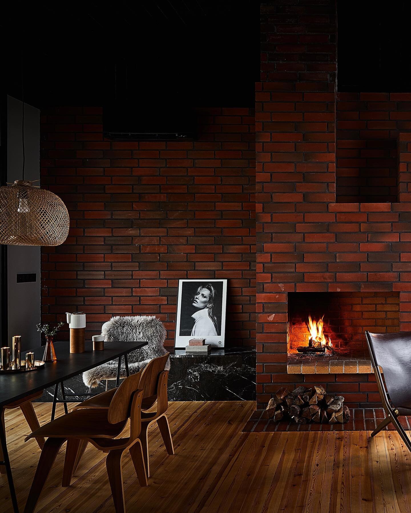 Interiors that reflect us and live through time. Bringing all in, the hearth&rsquo;s lively ember fills the space with cozyness.