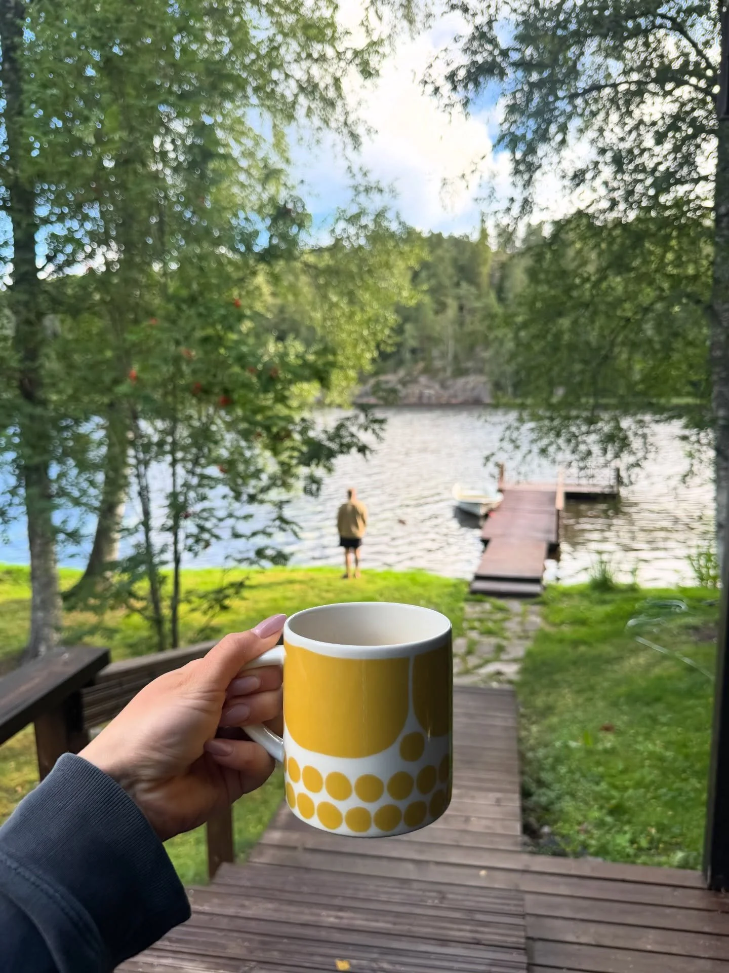 Villa S&ouml;ndag ja ensimm&auml;iset aamukahvit t&auml;&auml;ll&auml; elokuisena aamuna 🥺 Mukina tietysti @iittala Sunnuntai, astiasto jonka mun anoppi osti t&auml;nne ensimm&auml;isen&auml;. Laitellaan pikkuhiljaa meid&auml;n puolikasta oman n&aum