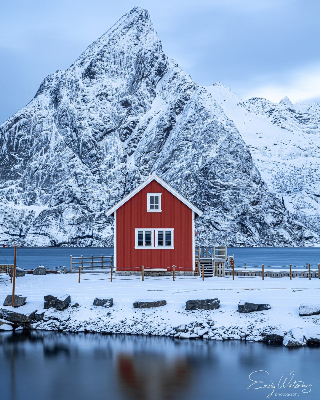 Red Cabin in the Lofoten Islands in Norway. Little secret, this cabin is actually yellow in real life (even though there are many truly red ones around). I altered the hue to make it red because I love how the red looks with the blue water!⠀⠀⠀⠀⠀⠀⠀⠀⠀
