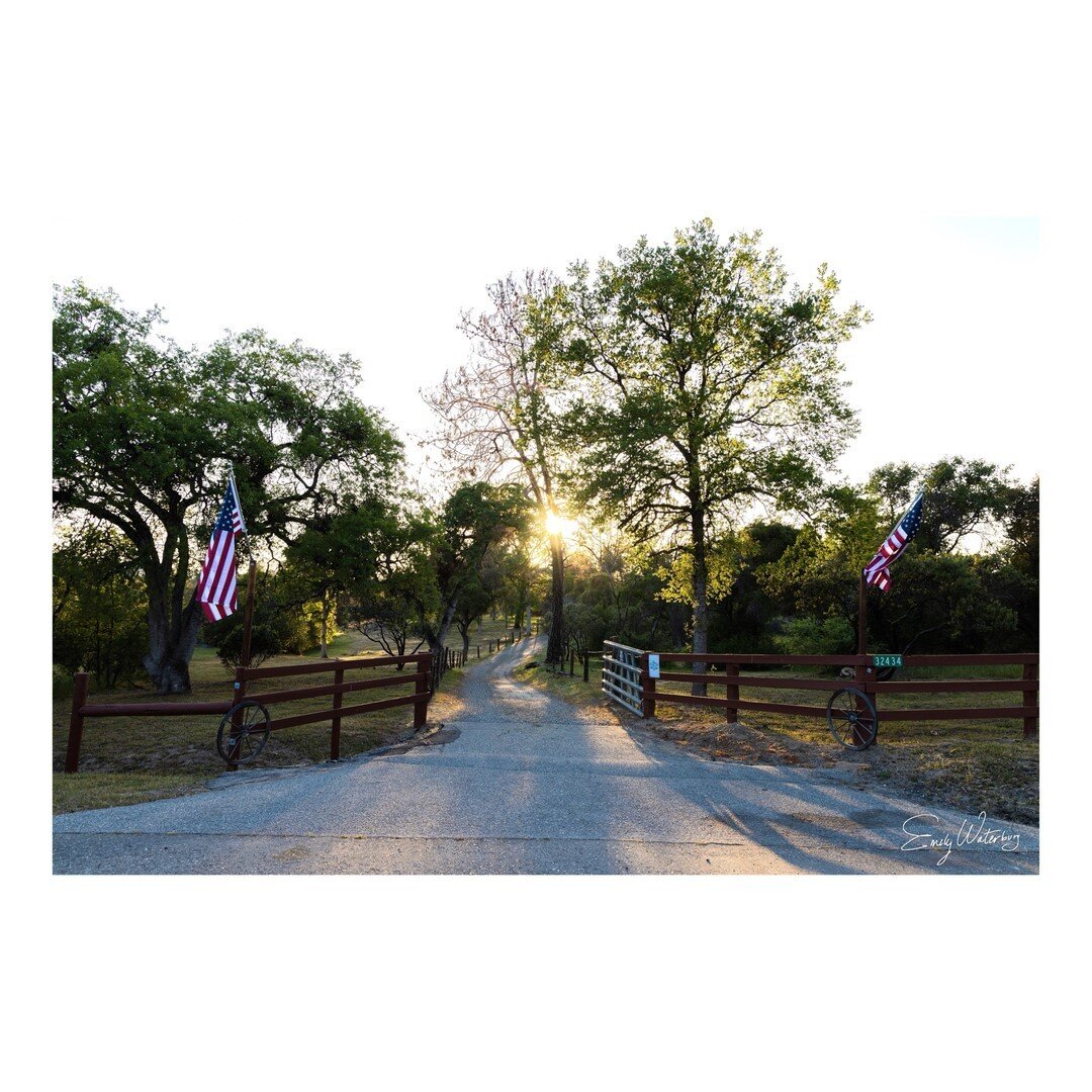 Happy Memorial Day!!! 🇺🇸🇺🇸

&ldquo;Welcome Home&rdquo; taken on the road from Yosemite National Park last month. I passed by it and got so excited by the flags framing the sun setting on the driveway. Light like this just doesn&rsquo;t always hap