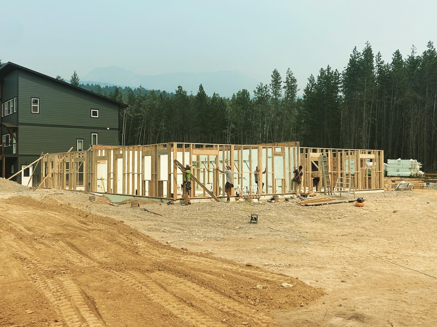 phase two is coming along nicely! &bull;
&bull;
&bull;
#kootenaylife #goldenbc #khmr #livehere #getoutside #luxuryliving #graniteheightsgolden #realestatebc #tourismbc