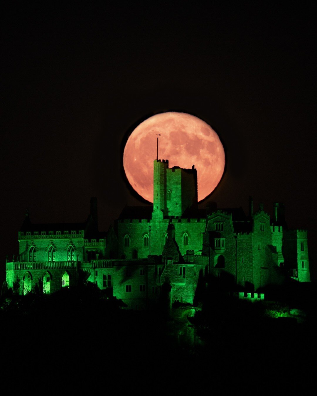 June's full Strawberry Supermoon set against the greenlit St Michael's Mount (no, I did not colour it like that 😆). 

The castle colours kind of remind me of the Wicked Witch of the West from the Wizard of Oz 🧙&zwj;♂️

+++++++++++++++++++++++++

#d