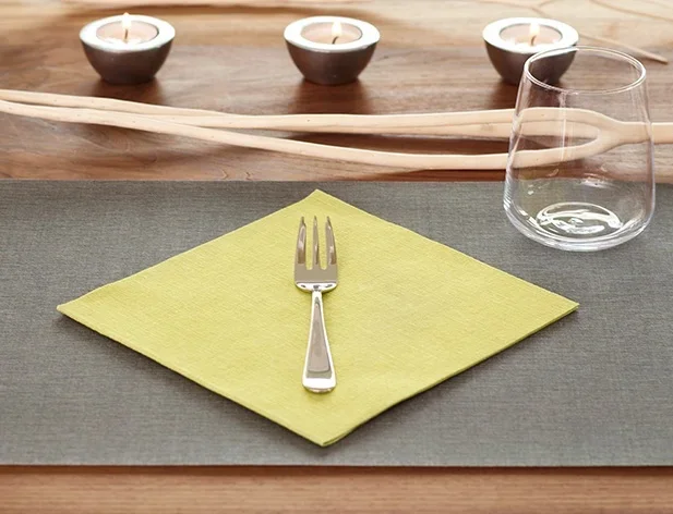 Lifestyle_placemat+with+napkin_dark+grey+and+kiwi.jpg.webp