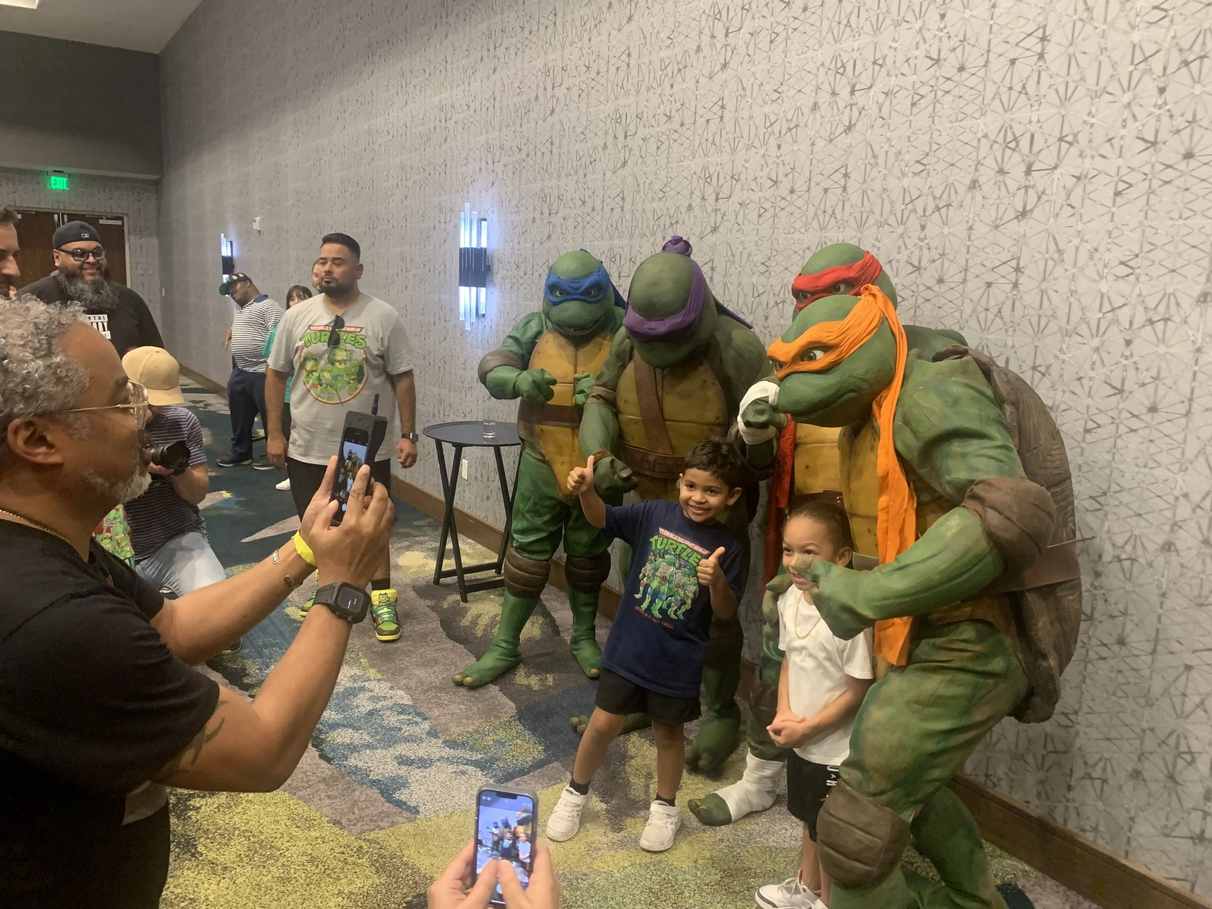 fan-07-turtles-photo-op.jpg