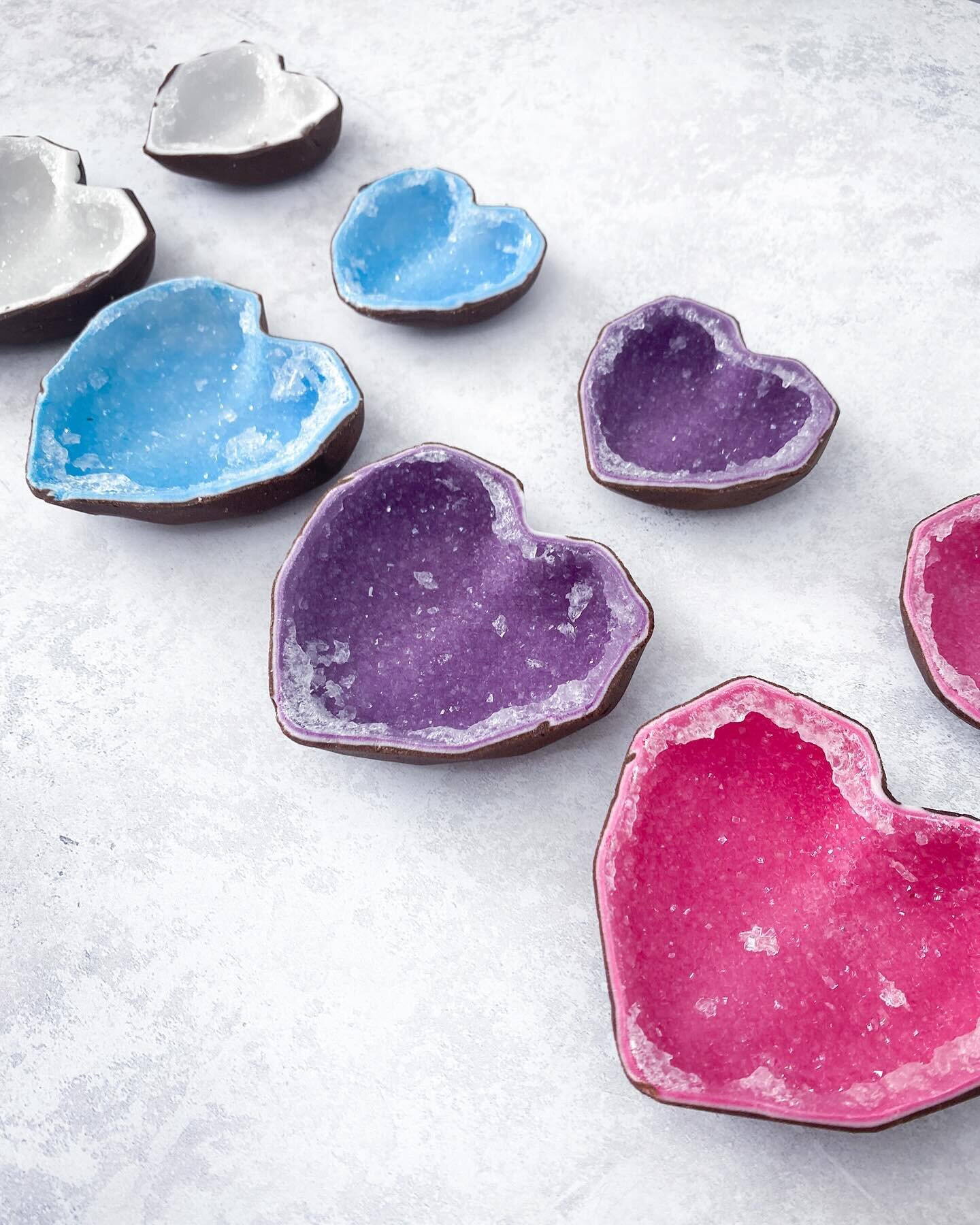 We introduced our large range of candy hearts late last year and so far they have received a great deal of love! Which colour is your favourite? 

#crystals #crystallove #crystalmagic #candyrocks #crystalcandy #sugarcrystals #sugarart #edibleart #all