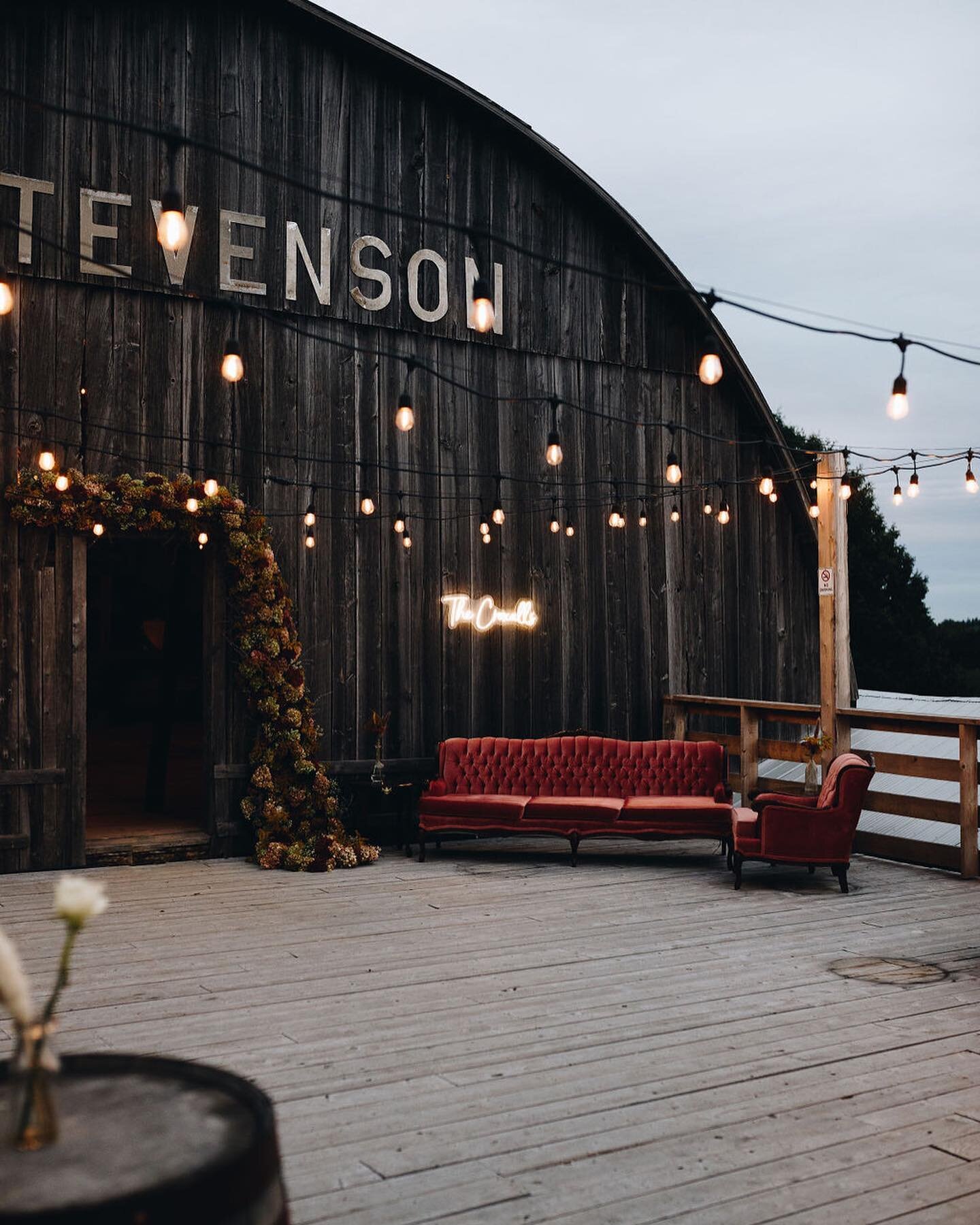 picture perfect backdrop 

K &amp; D brought in so many personal touches that made their decor truly exceptional. we love this set up of the vintage couches, the beautiful flower display surrounding the doorway &amp; their personalized neon sign! 

y