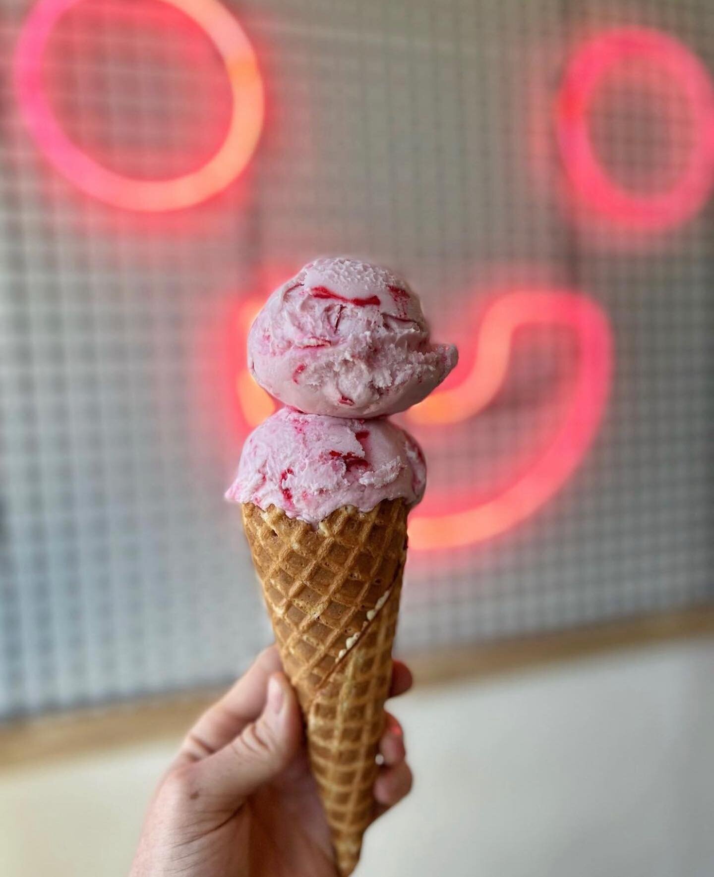 ROSE PETALS N CREAM
🌹🥀🍦

🌹 Skip the flower shop. We import candied rose petals from London and layer them into our rosewater-infused sweet cream base. A floral experience like no other.

📍 @sorrynotsorrycreamery

#sorrynotsorry #sorrynotsorrycre