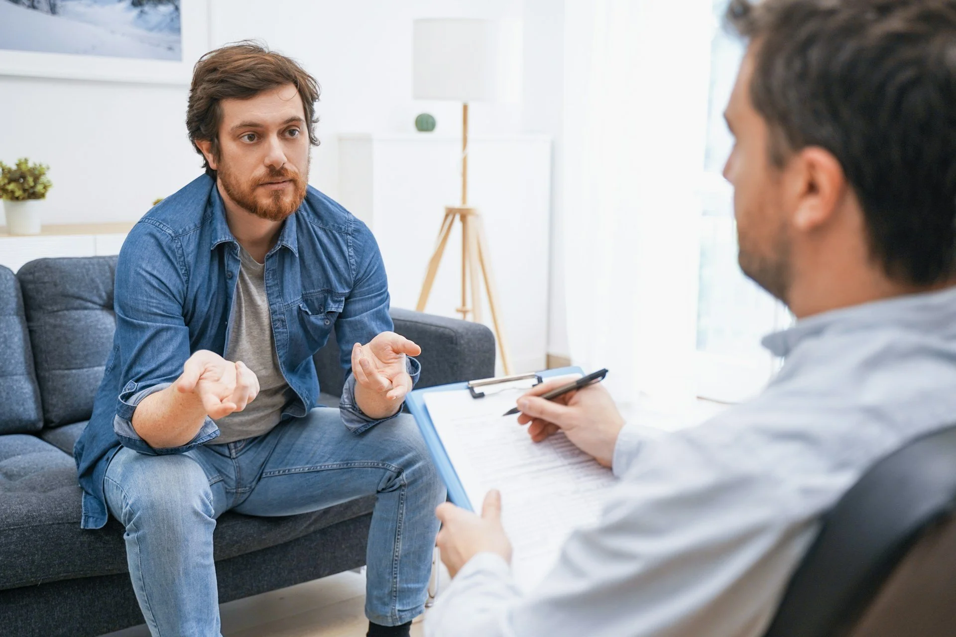 How a Bipolar Disorder Therapist in Lone Tree Provides Support
