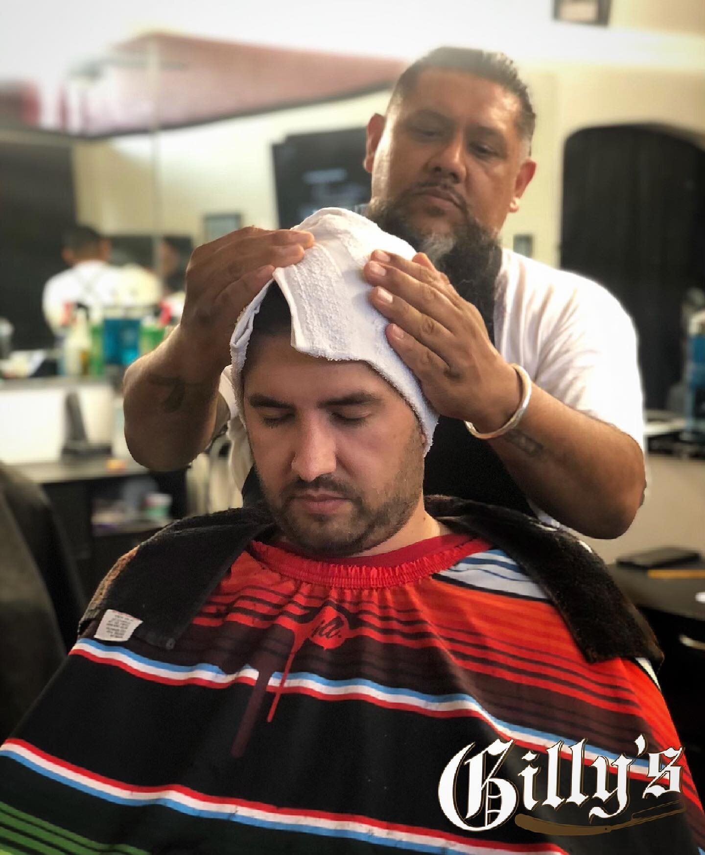 Something about that hot towel finish 👌🏻 #Gillys #DTSA #DowntownSantana #3rdYMain #LaEsquinaQueDomina #santaanabarbershop #ocbarbers #santaana #haircuts