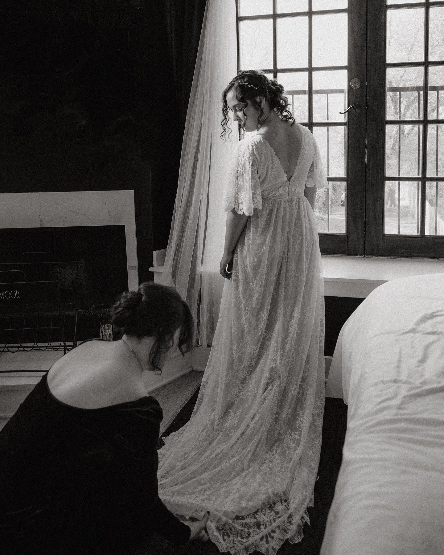 Sneak peeks from my last wedding of the year! I&rsquo;m sad this wedding season has come to an end but happy to have wrapped up with the loveliest couple! Congrats to Cassie and Ryan 🥂
.
Venue: @valleygreeninn 
Hair &amp; Makeup: @earthtonesartistry