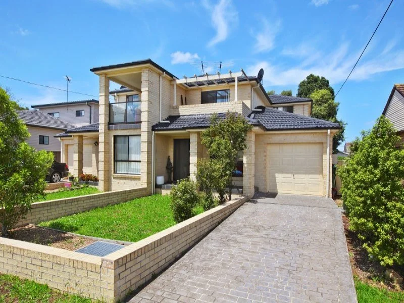 Modern Three-Bedroom, Three-Bathroom House in Guildford West