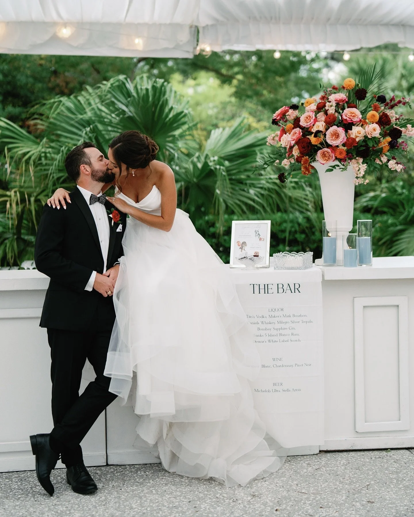 A peek at this past weekend’s outdoor celebration: bold red blooms, slate blue accents, and so much joy 🤍🥂
.
.
.
Design and Coordination: @grove.designs.co 
Photographer: @samanthajeanbecker 
Content Creator: @dreamy_content 
Venue: Lowndes G
