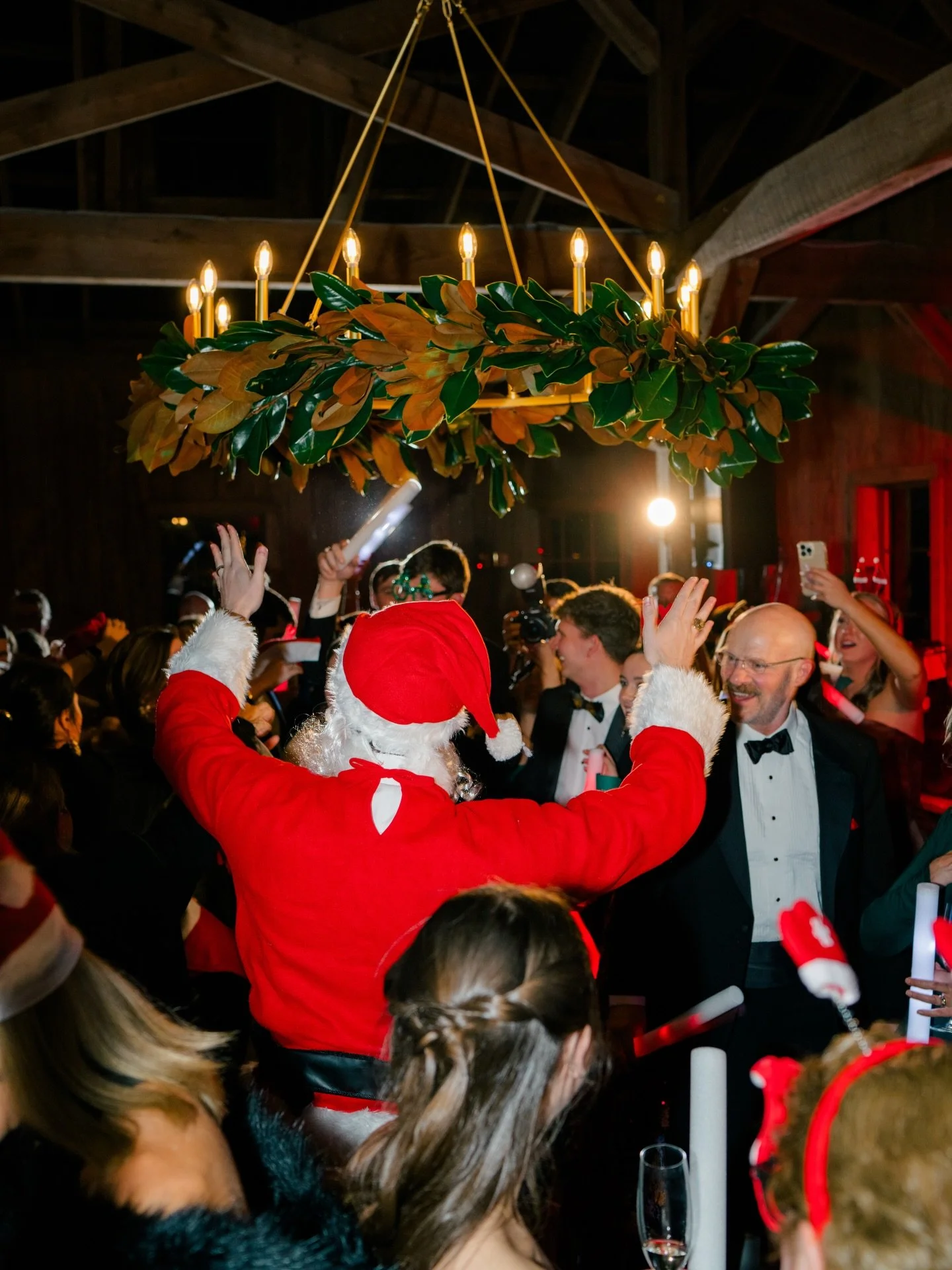 Not on the guest list, but still made an entrance!🎅🏼✨🎄