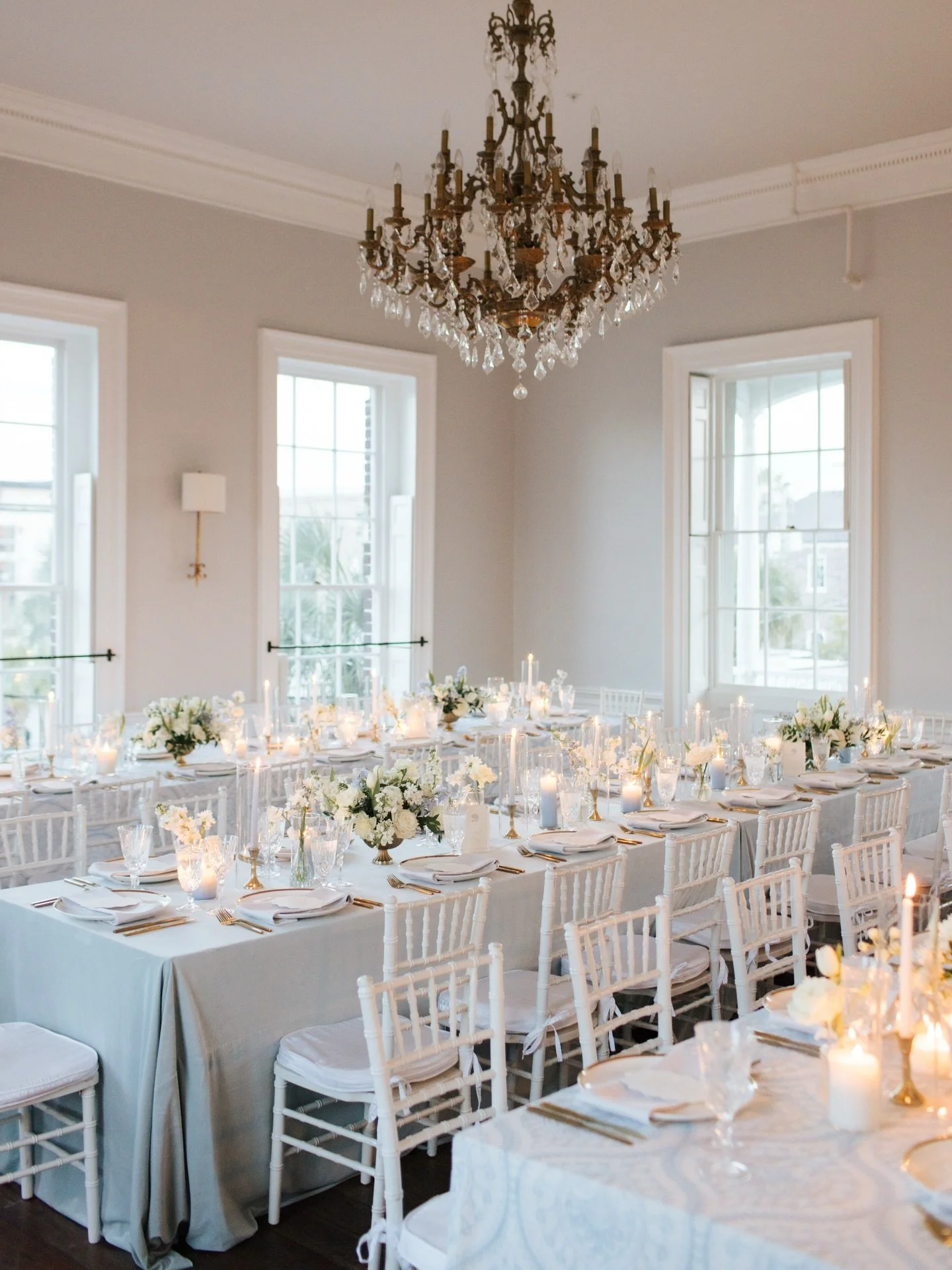 An evening in shades of blue, white and candlelight 🤍
.
.
.
Design and Coordination: @grove.designs.co 
Photographer: @jenniferaustinphoto 
Venue: @gadsdenhouse_chs 
Rentals: @snyderevents @eventworksrentals 
Linens: @stradleydavidson @bbjlatavola 
