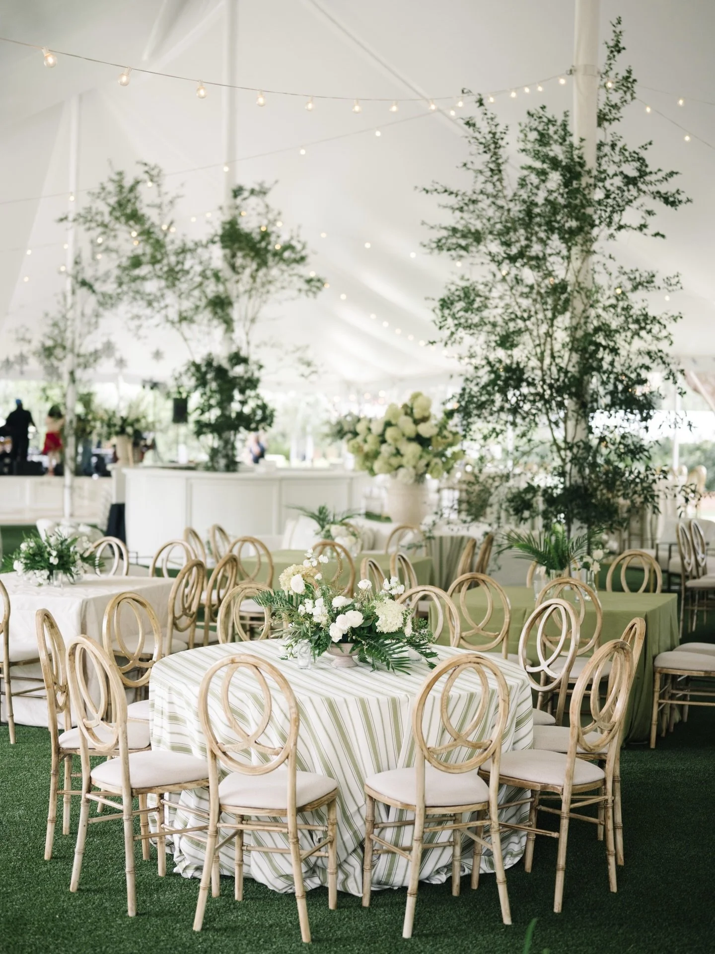 Just waiting for spring to land (and stay) 💐
.
.
.
Design and Coordination: @grove.designs.co
Photography: @christinelcoker 
Venue: @caledoniaweddings 
Floral: @festooncharleston 
Linens: @stradleydavidson 
Rentals: @eventworksrentals 
Lighting: @bu