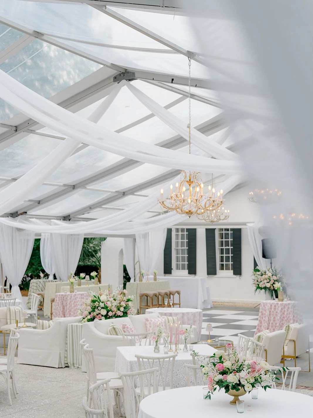 One of those tents you don&rsquo;t forget💕
.
.
.
Design and Coordination: @grove.designs.co
Photography: @kdimeg_photo 
Venue: Lowndes Grove @pphgevents 
Floral: @freshweddings_chs 
Linens: @stradleydavidson @bbjlatavola 
Rentals: @snyderevents @eve