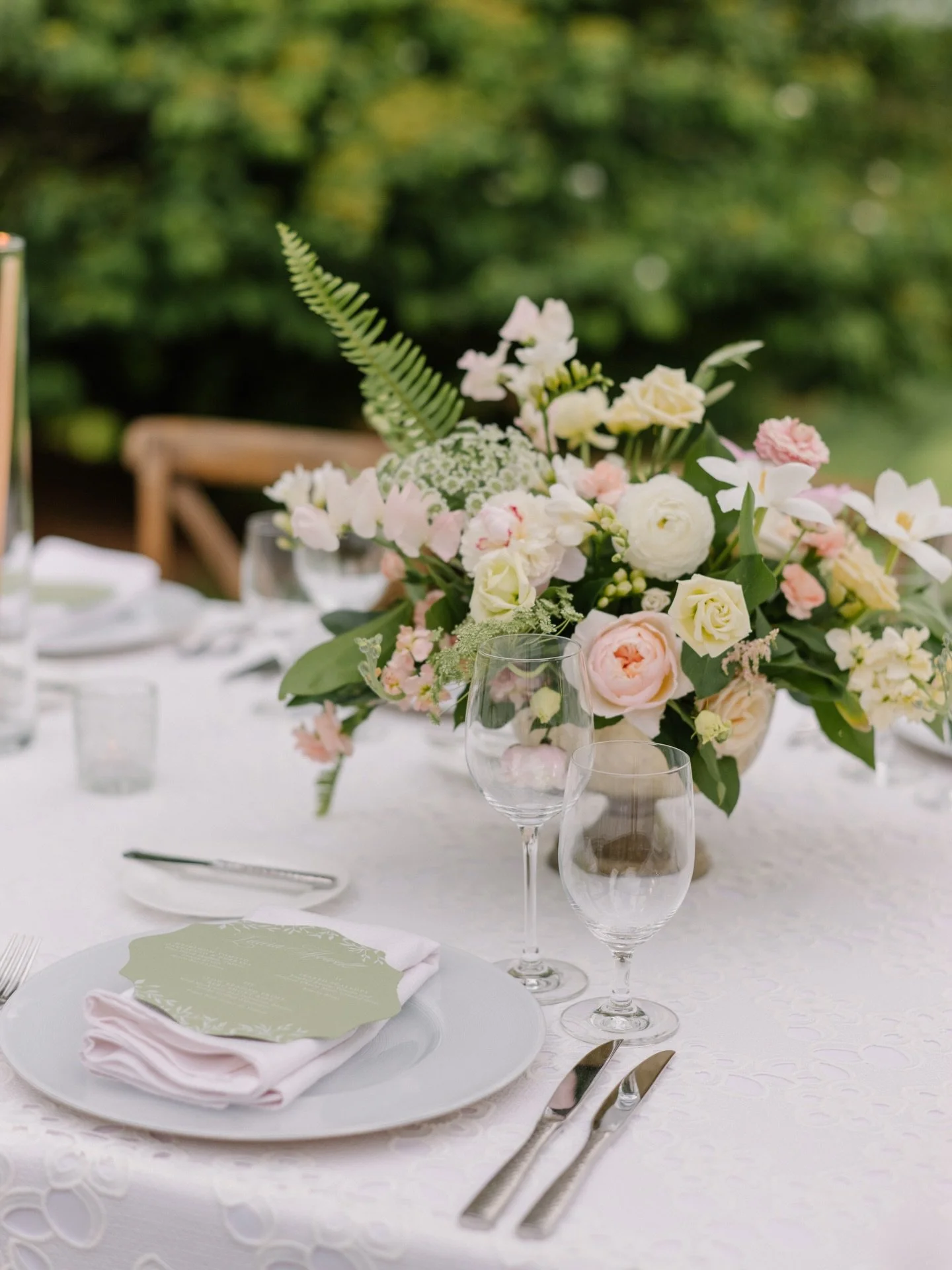 Pastel accents with a mountain backdrop 🌸🤍
.
.
.
Design and Coordination: @grove.designs.co
Photography: @oliviagriffinphotography 
Venue: @thechattoogaclub 
Floral: @springvine 
Linens: @bbjlatavola 
Rentals: @professionalparty 
Paper: @brykerdesi
