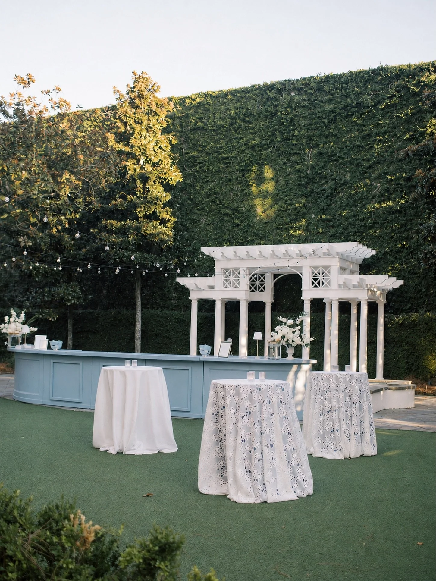 The kind of bar guests don&rsquo;t want to leave ✨
.
.
.
Design and coordination: @grove.designs.co 
Photographer: @haleyfosterphoto 
Venue: @pphgevents 
Rentals: @snyderevents 
Floral: @freshweddings_chs 
Linen: @bbjlatavola