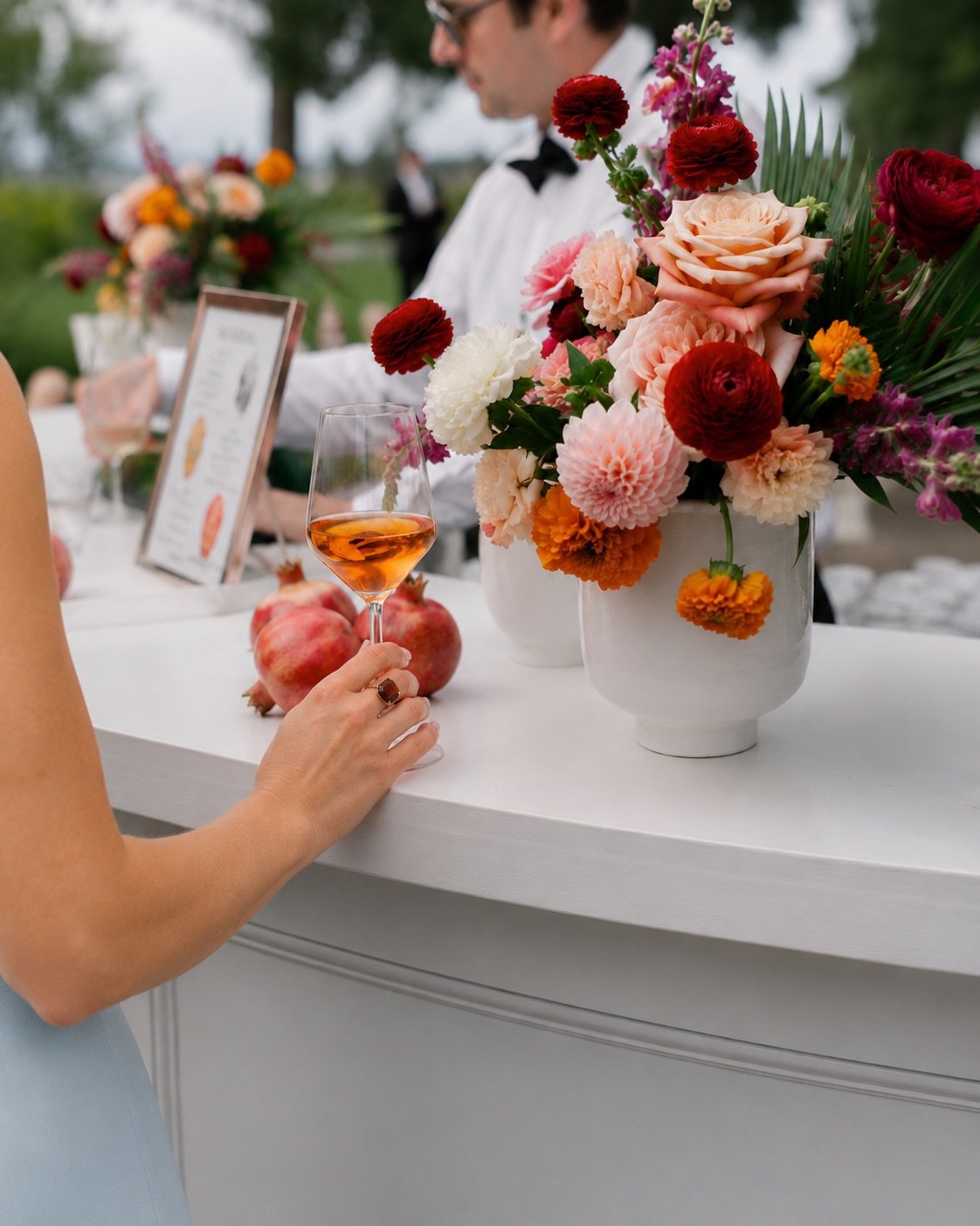 Soft blues, bold blooms, and a cocktail hour worth lingering over🍸
.
.
.
Design and Coordination: @grove.designs.co 
Photographer: @samanthajeanbecker 
Content Creator: @dreamy_content 
Venue: Lowndes Grove @pphgevents
Catering and Bar: @pphgevents 