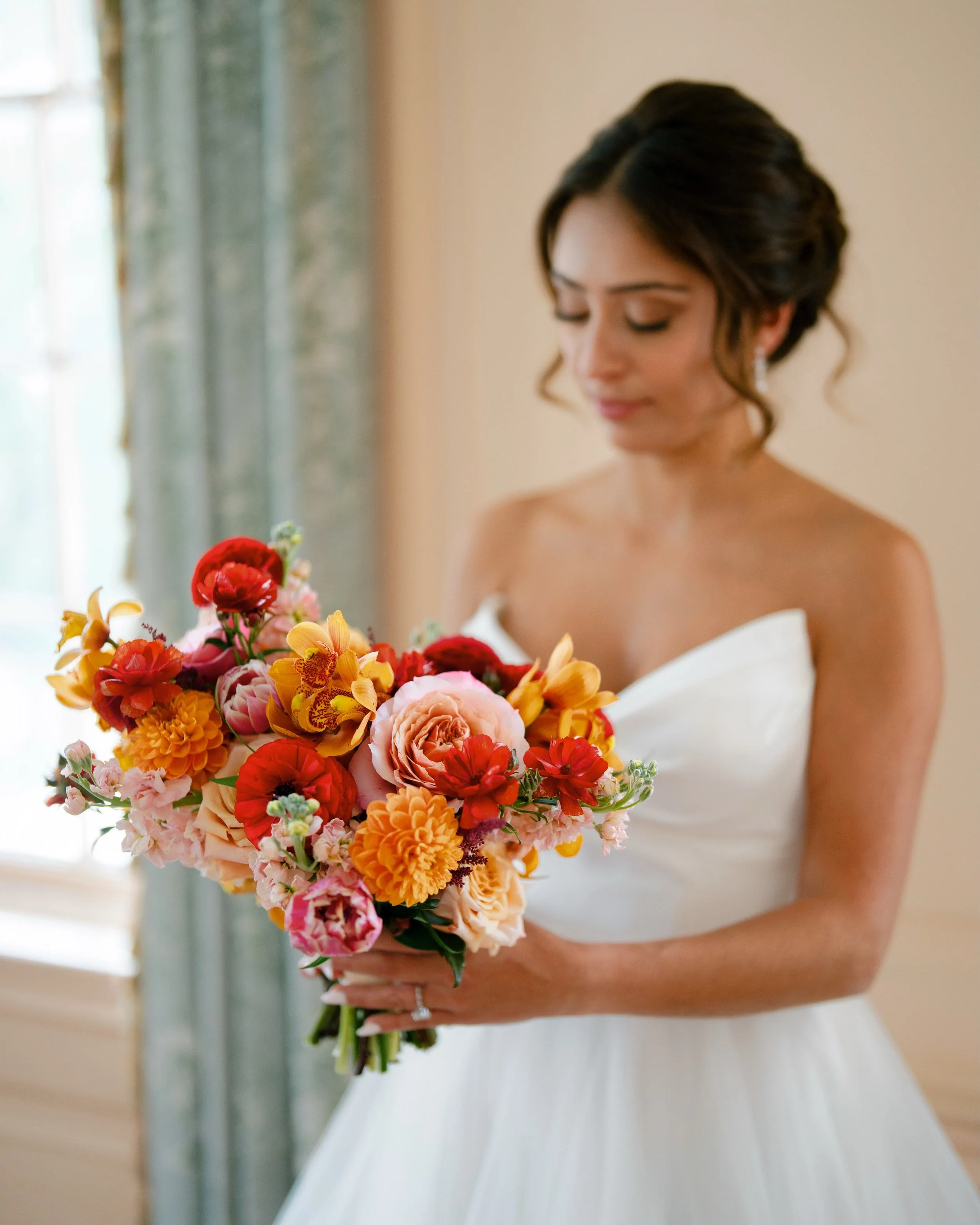 A little reminder that color is always a good idea.🌺
.
.
.
Planning &amp; Design:&nbsp;@grove.designs.co
Photographer:&nbsp;@samanthajeanbecker 
Venue: Lowndes Grove | @pphgevents 
Floral:&nbsp;@freshweddings_chs 
Hair &amp; Makeup: @lashesandlacech