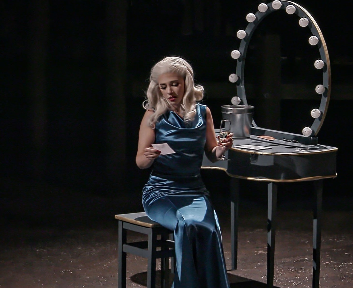 06 Vera With Telegram_1.1.6-Resize.jpg