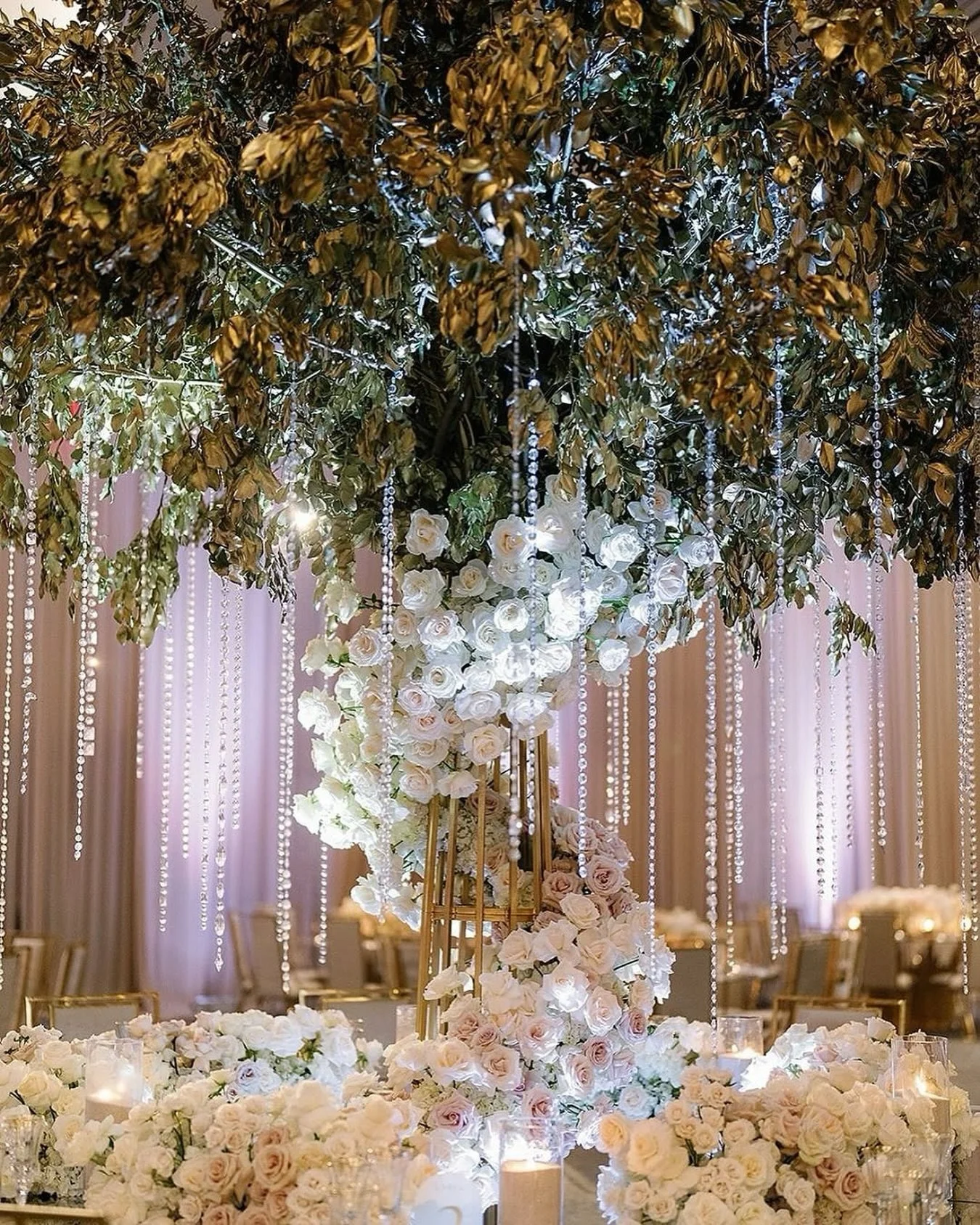 A study in neutrals ✨

From the greenish-gold leaves to the ivory white roses and the sand colored candles, every shade played beautifully with the others. With soft up lighting beneath the tree and delicate crystals falling from the branches, these 