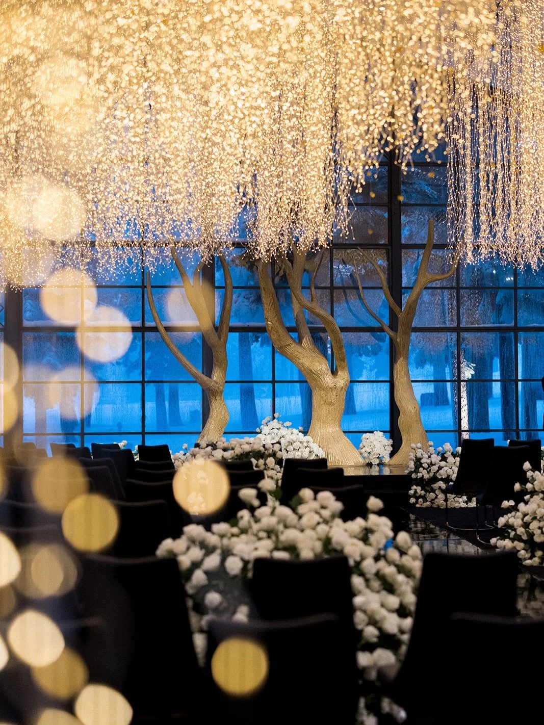 Not all winter weddings are meant to be cool and icy.
Some are meant to glow. ✨

Set inside a glass atrium as snow fell softly outside, this ceremony was designed to feel warm, luminous, and impossibly chic. Over 125,000 feet of crystals and lights c