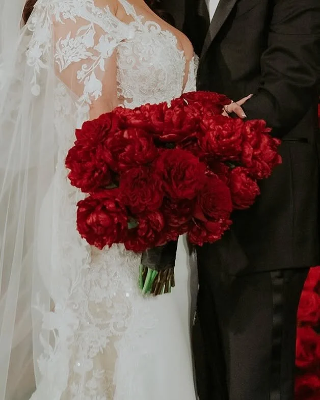 Some bouquets whisper. Others make an entrance.
Let&rsquo;s talk about big bouquet energy.

The tiny, perfectly round posy will always have her place. She&rsquo;s timeless, polished, and beautifully classic. But sometimes a bride wants something with