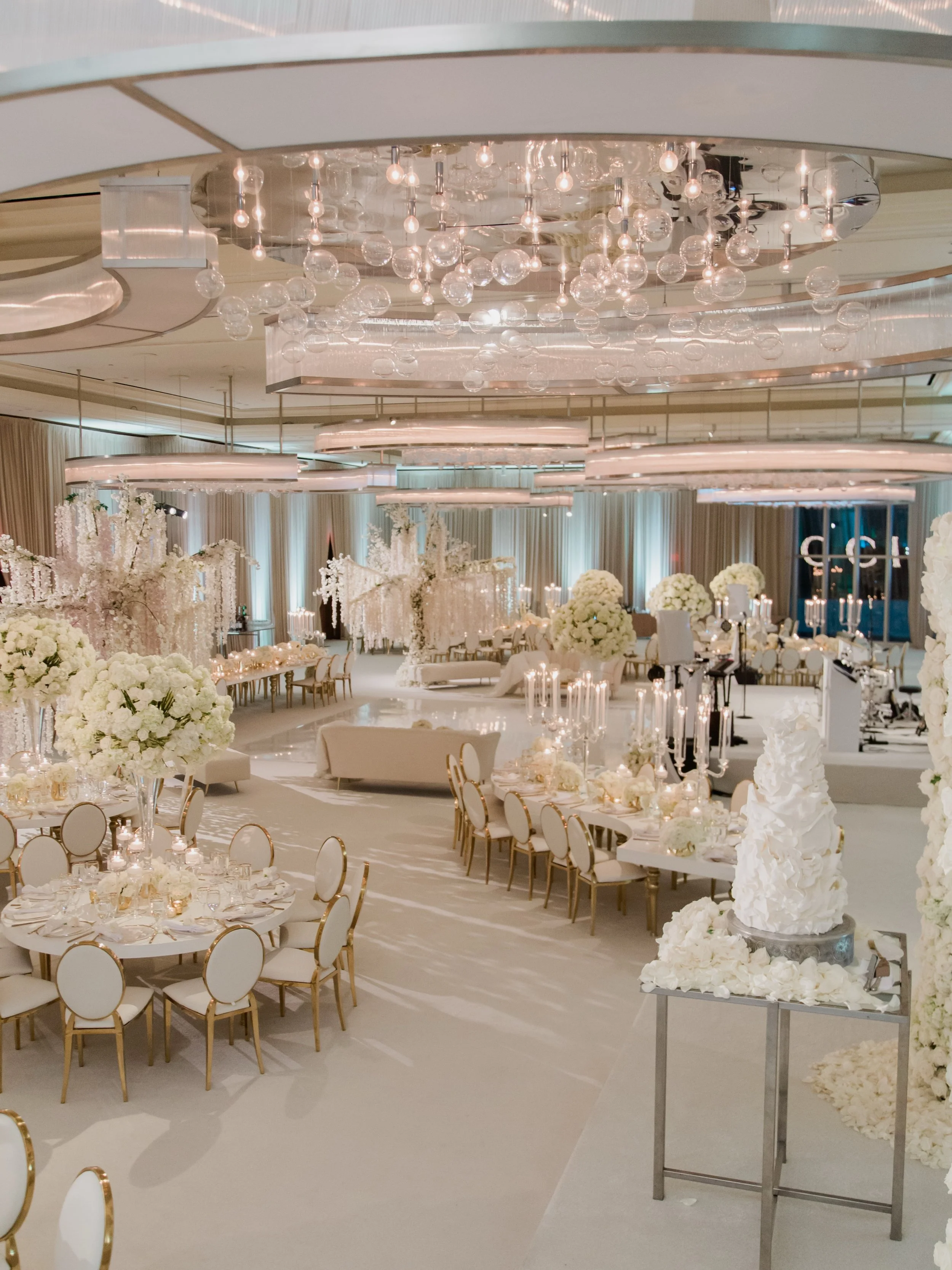 Bird&rsquo;s Eye View for days&hellip;.with details absolutely everywhere ✨

After months of obsessing over every element (from the carpet&rsquo;s shade of white to the sheen on the champagne flutes) it&rsquo;s so satisfying to step back and see it a