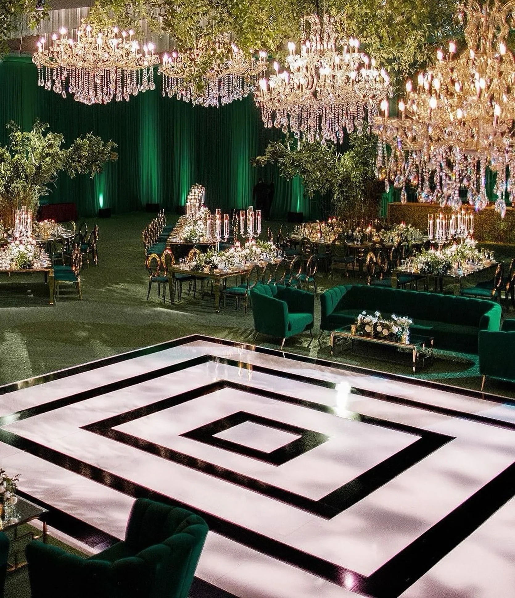 Welcome to the City of Oz.

It&rsquo;s nothing short of a dream come true&hellip;.with a ceiling full of dazzling crystal chandeliers and an iconic white and black dance floor, this wedding stands the test of time because the monochromatic green beco