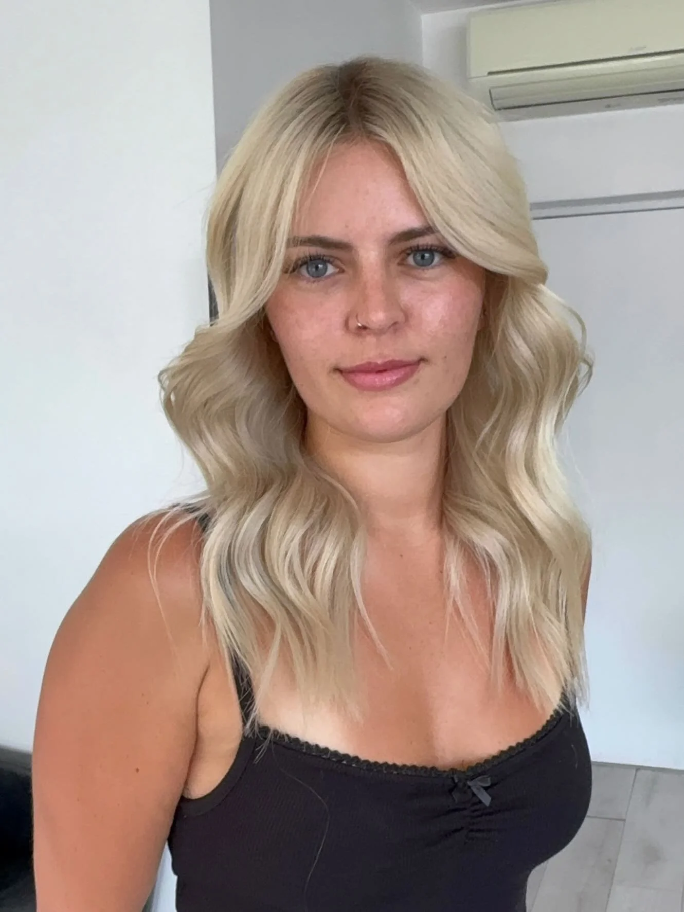 Massive colour correction for @saoirsegray 🤍 

The brief: FIX IT 

After an unwanted scalp bleach by her previous hairdresser, Saoirse was left with banding, breakage &amp; unwanted warmth. 

Maddy carefully worked to rebalance the colour&mdash;corr