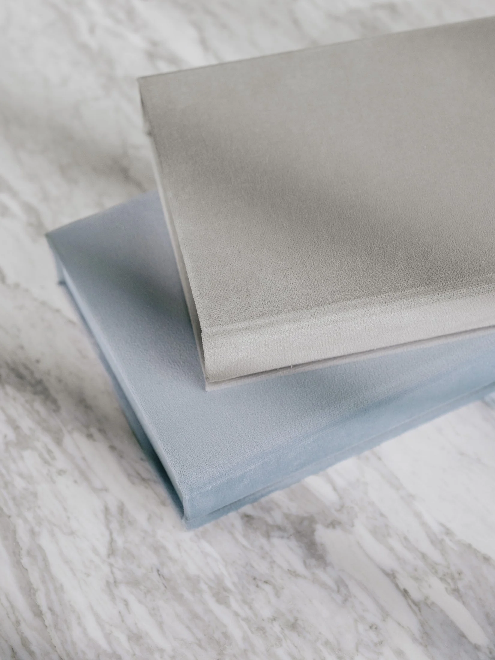 EcoVelvet Silver (na górze), EcoVelvet Baby Blue