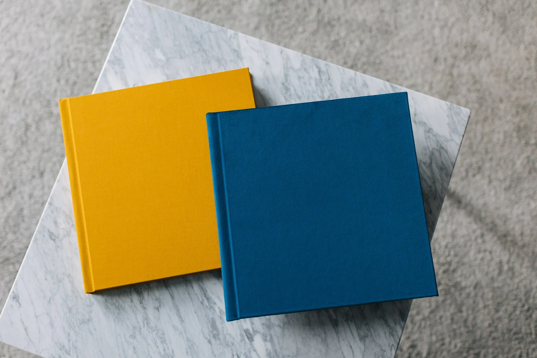 (od lewej) Lux Honey i Velvet Navy Blue