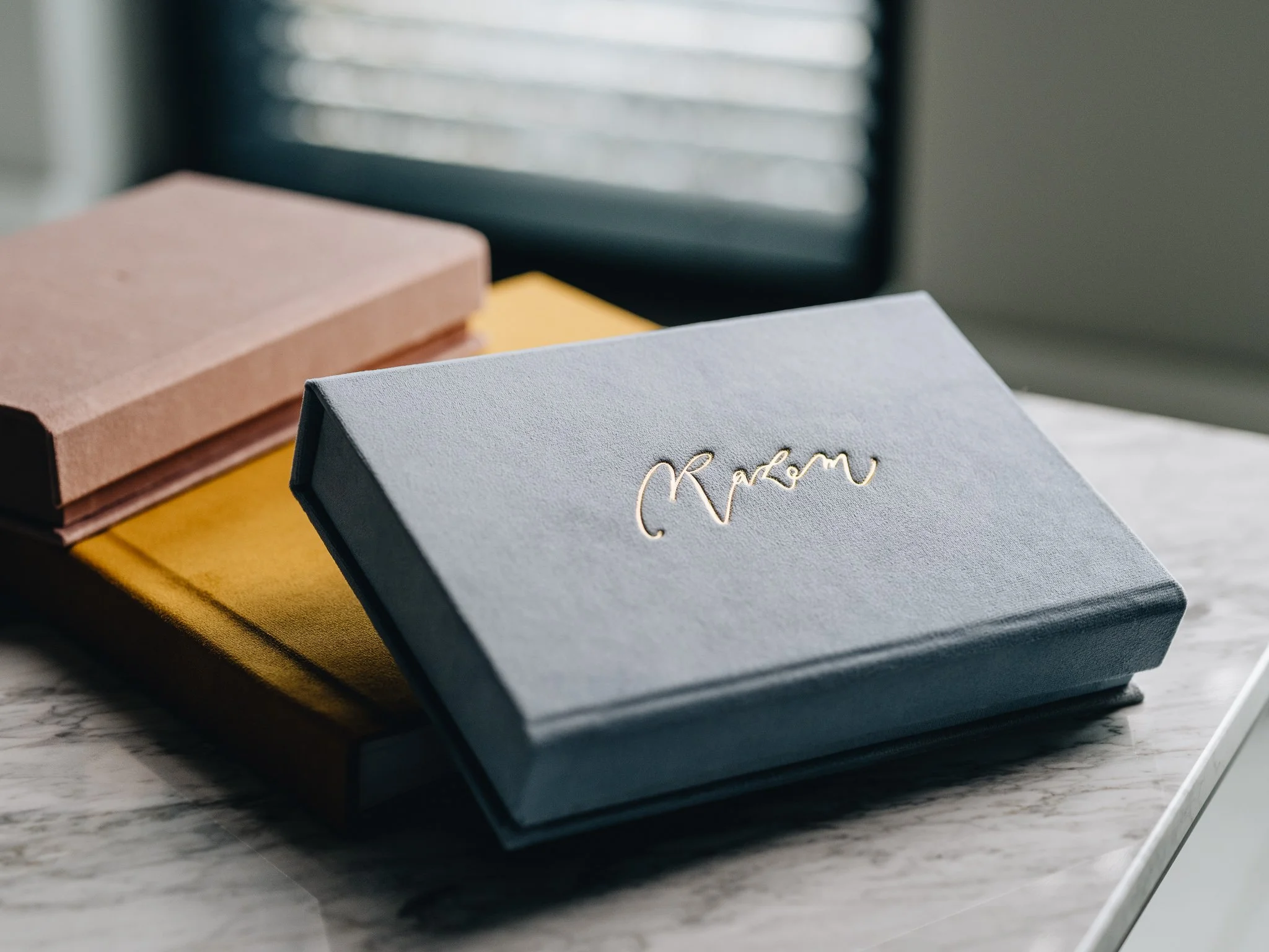 Eco Velvet: (od lewej) Pale Rosa, Mustard i Baby Blue + złote tłoczenie